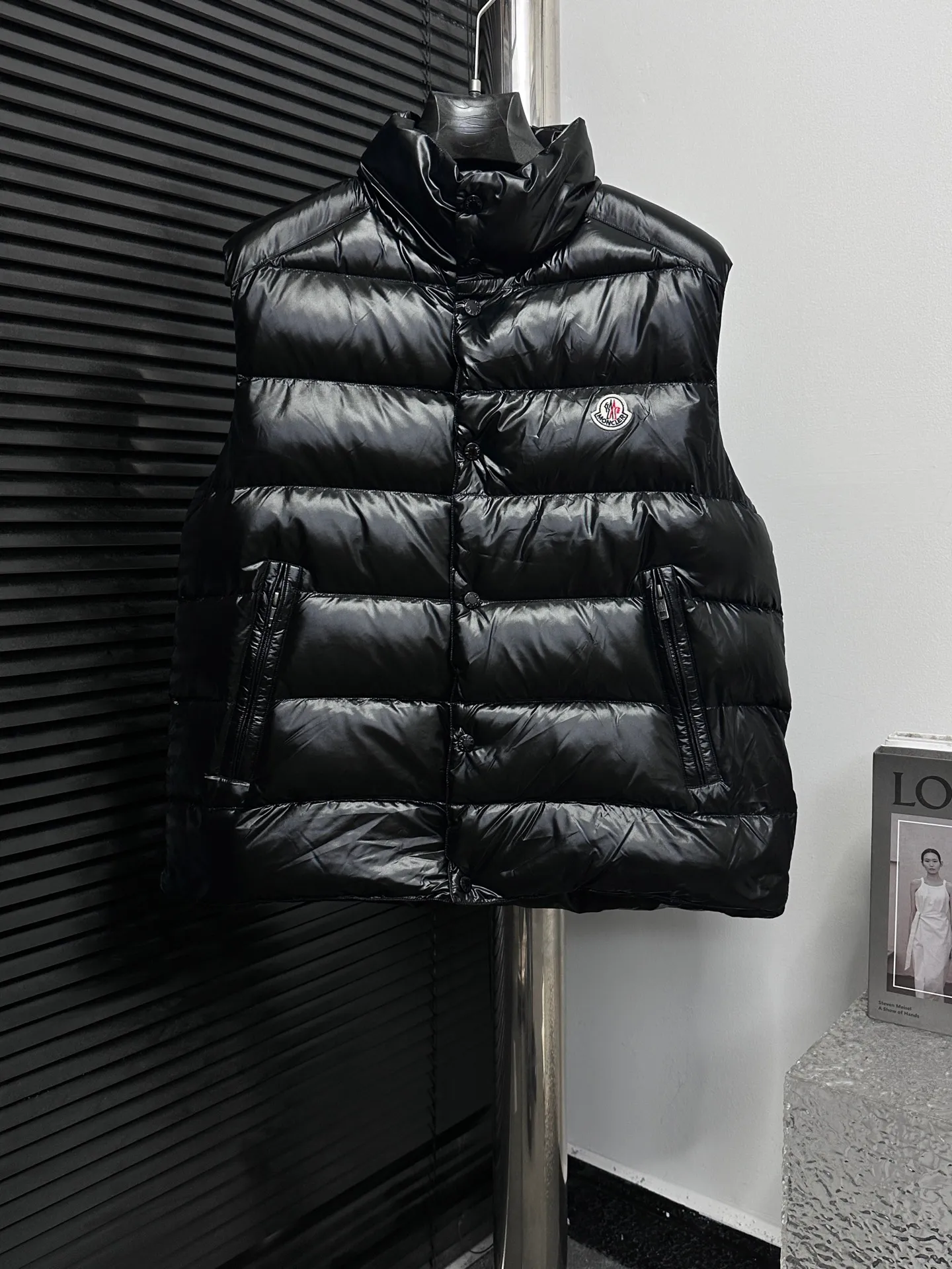 P540 [Moncler] Mouth-mounted Down Vest. Original custom-made hardware and accessories. All imported and original customization. Welcome to compare. Absolutely high quality. Use top-grade 95 white duck down. Super soft. Filled with fluffy and full feathers. Super heavy-duty. Fabric workmanship. Perfect pattern. Pay attention to the fabric. Super comfortable. Exclusive model. Non-market product. Same style for men and women. Size: 123456