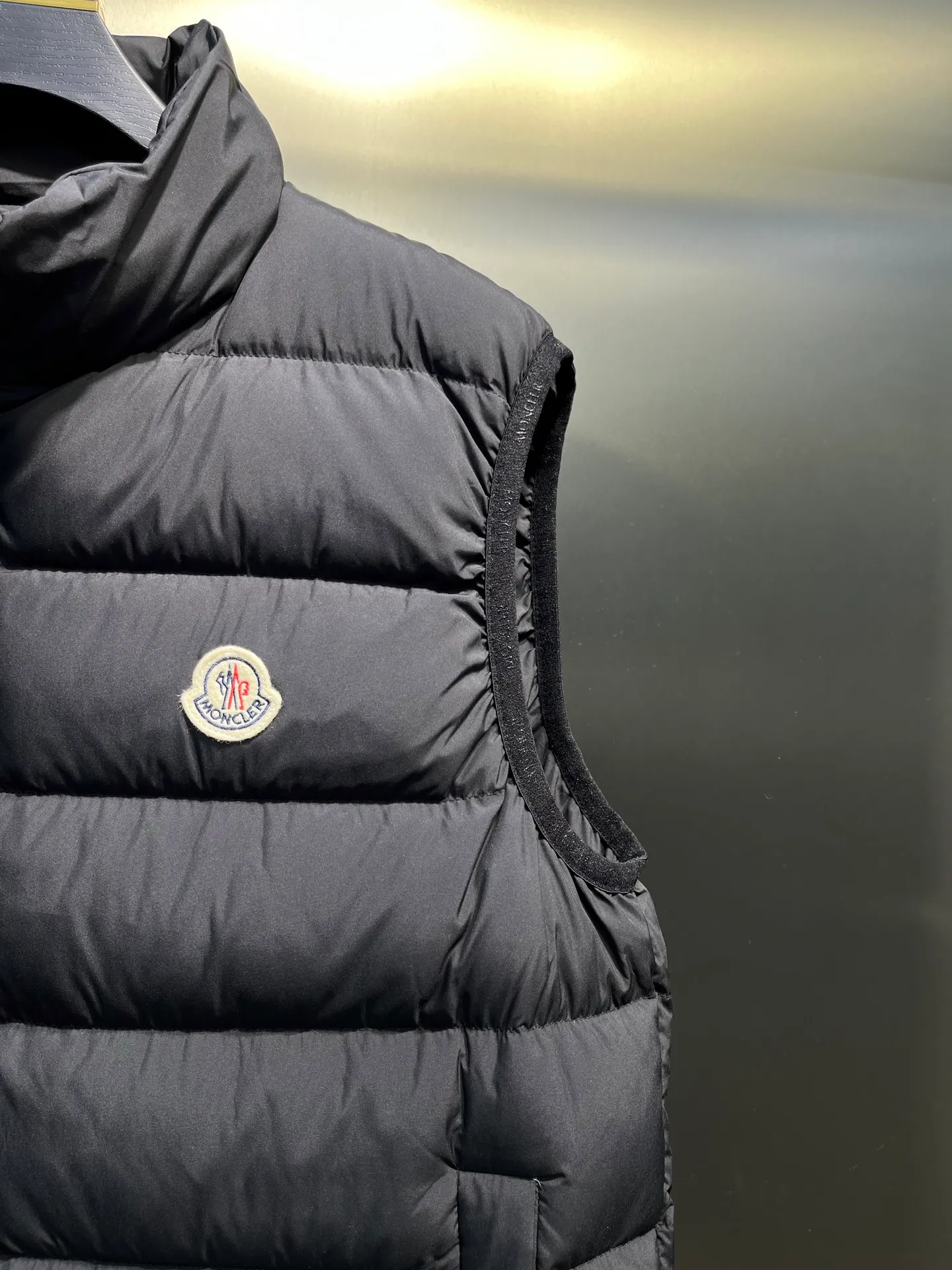 P700 Moncler Contrin🌟Men's Down Stand Collar Vest The Contrin men's down vest is specially designed for daily warmth, with simple and practical details. The Contrin down vest features a sleek, minimalist design with signature subtle details found throughout the men's collection. This basic thermal piece features a stand-up collar, zip pockets and subtle logo trim. This down vest is perfect for layering and can be easily matched with different looks, making it a wardrobe staple. Details size: 12345