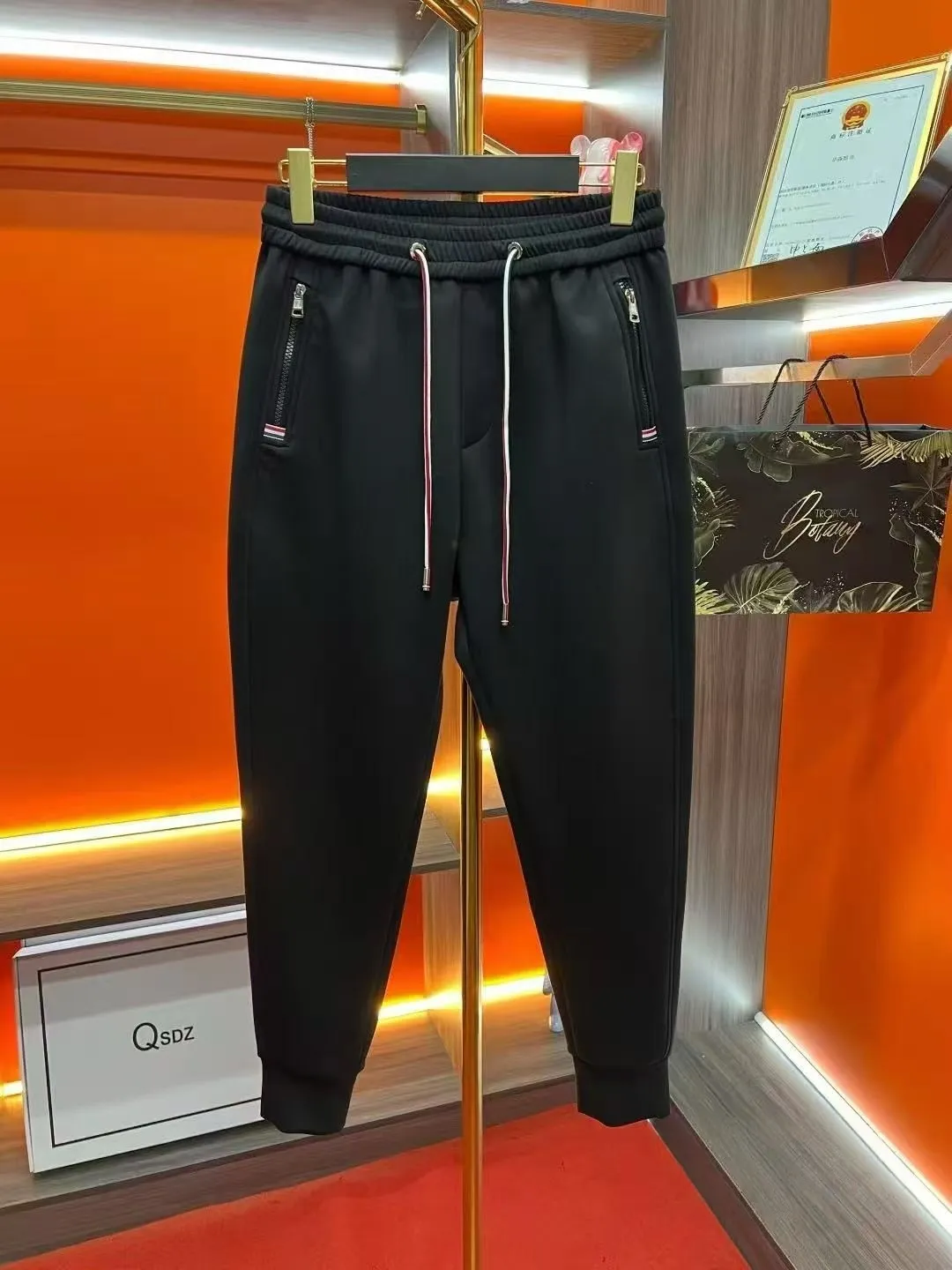 P310 Moncler Mouth Covered 💥 High-end version 🔥 Exclusively for new casual trousers! The custom-made fabrics at the counter are highly breathable and comfortable, with impeccable details and brand element design concepts, reflecting high quality. It feels delicate and soft! It presents a casual cut and the upper body shape is great! Size:M-3XL