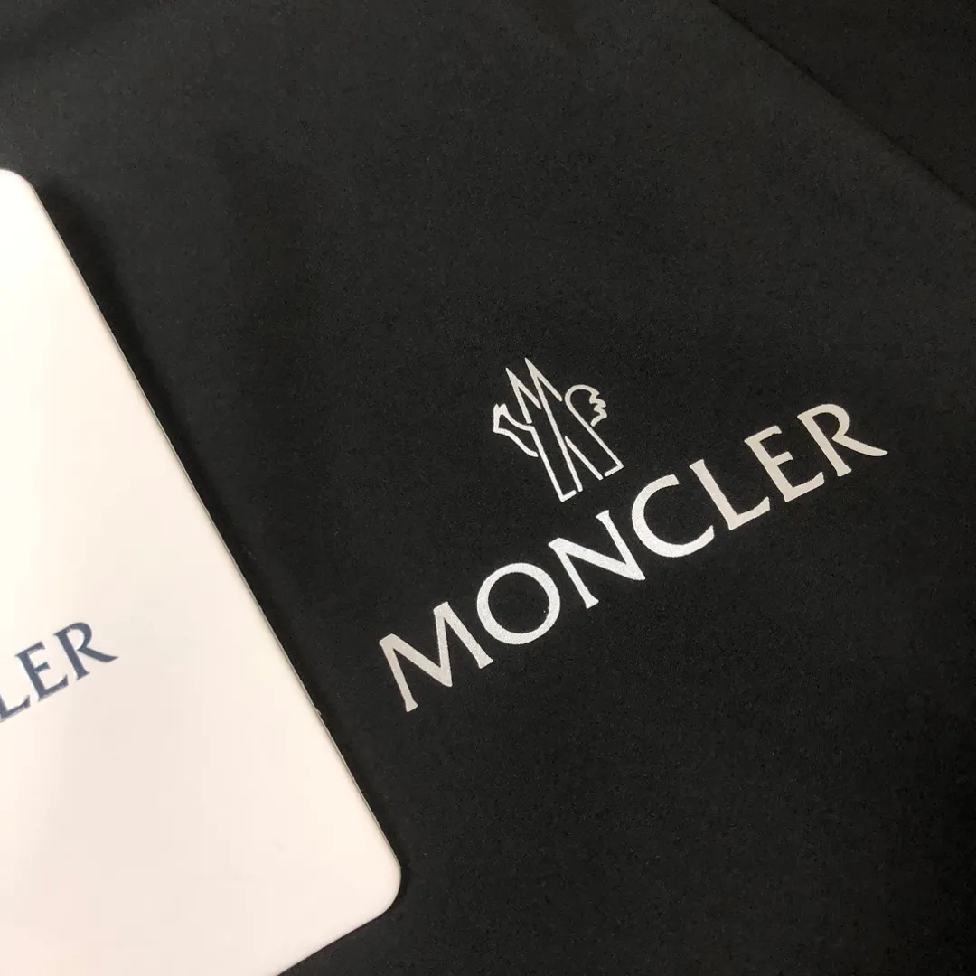 P430, new model on sale 🎬 MONCLER new model for spring, autumn and winter, black and white color matching windbreaker hooded jacket! Classic chest logo embellishment design. Letter printing on the back ~ makes the whole thing more fashionable, comfortable, skin-friendly, and breathable. It is practical for daily commuting and leisure. Exclusive top-grade customized fabric, simple and elegant, clean and neat tailoring, soft and dry to the touch, and the upper body effect is crisp and stylish. The three-dimensional cutting process and the pattern are all of high standards, and the silhouette version has the right benefits! It is not tight at all, and with so many top-quality raw materials, it creates a high-end product with unparalleled value, and the upper body effect is super good-looking! Color: black Size: m-2XL