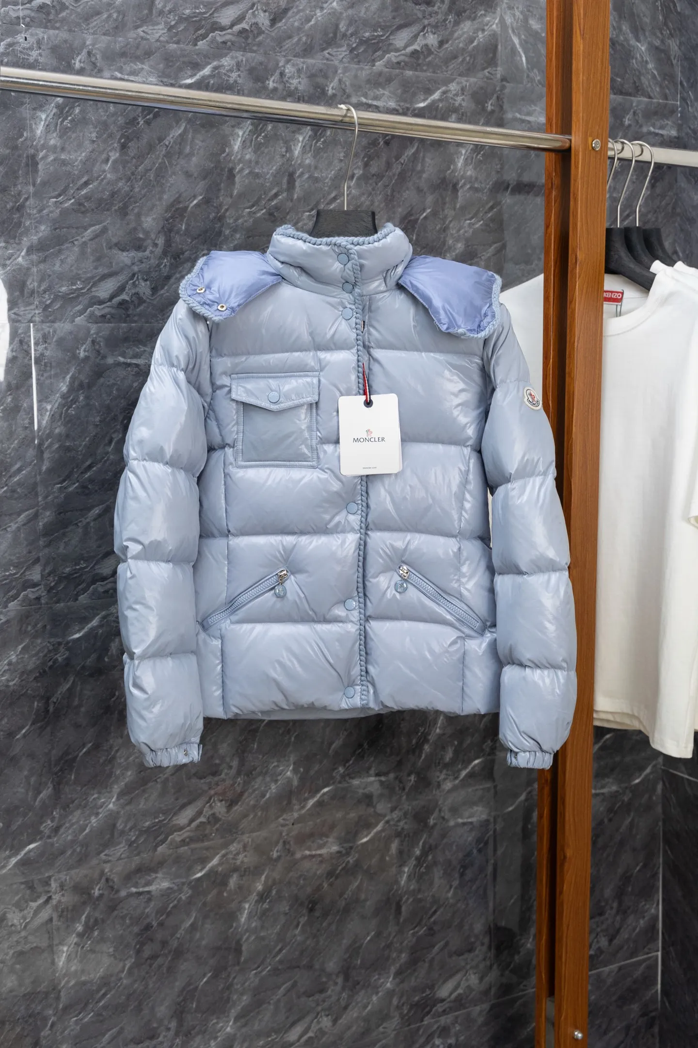 P900 Model No. J0177 MONCLER 25 high-definition woven hooded short down jacket. Uses 340 grams of down filling. Clear threading. Uses 10,000-needle embroidery. Original order customization 1:1 with smooth and delicate lines. Better texture. Not easy to deform, not easy to shrink, not easy to fade. Maintains long-lasting beauty. Color: Black, Milky White, Haze Blue, Size S-XL