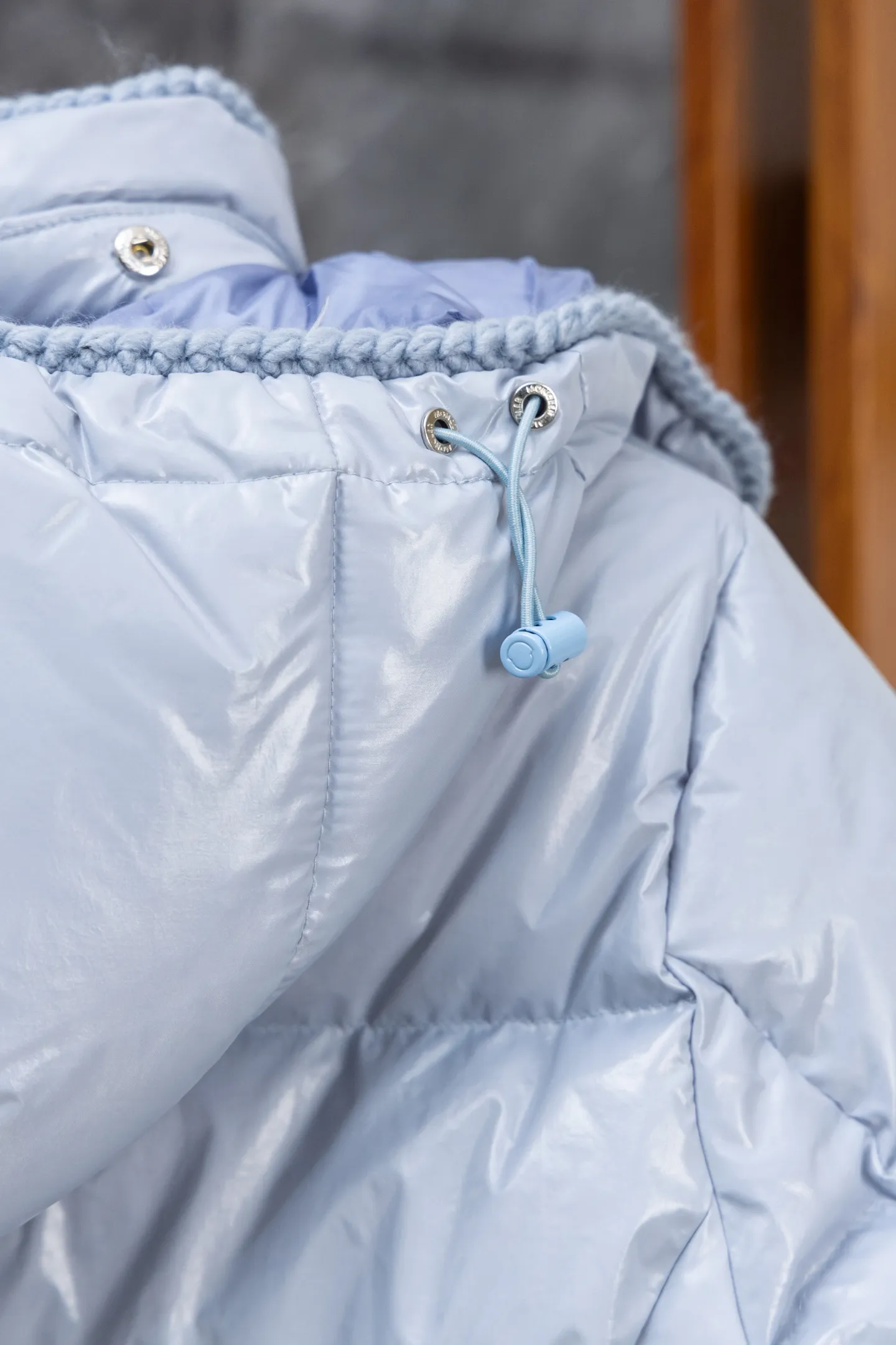 P900 Model No. J0177 MONCLER 25 high-definition woven hooded short down jacket. Uses 340 grams of down filling. Clear threading. Uses 10,000-needle embroidery. Original order customization 1:1 with smooth and delicate lines. Better texture. Not easy to deform, not easy to shrink, not easy to fade. Maintains long-lasting beauty. Color: Black, Milky White, Haze Blue, Size S-XL