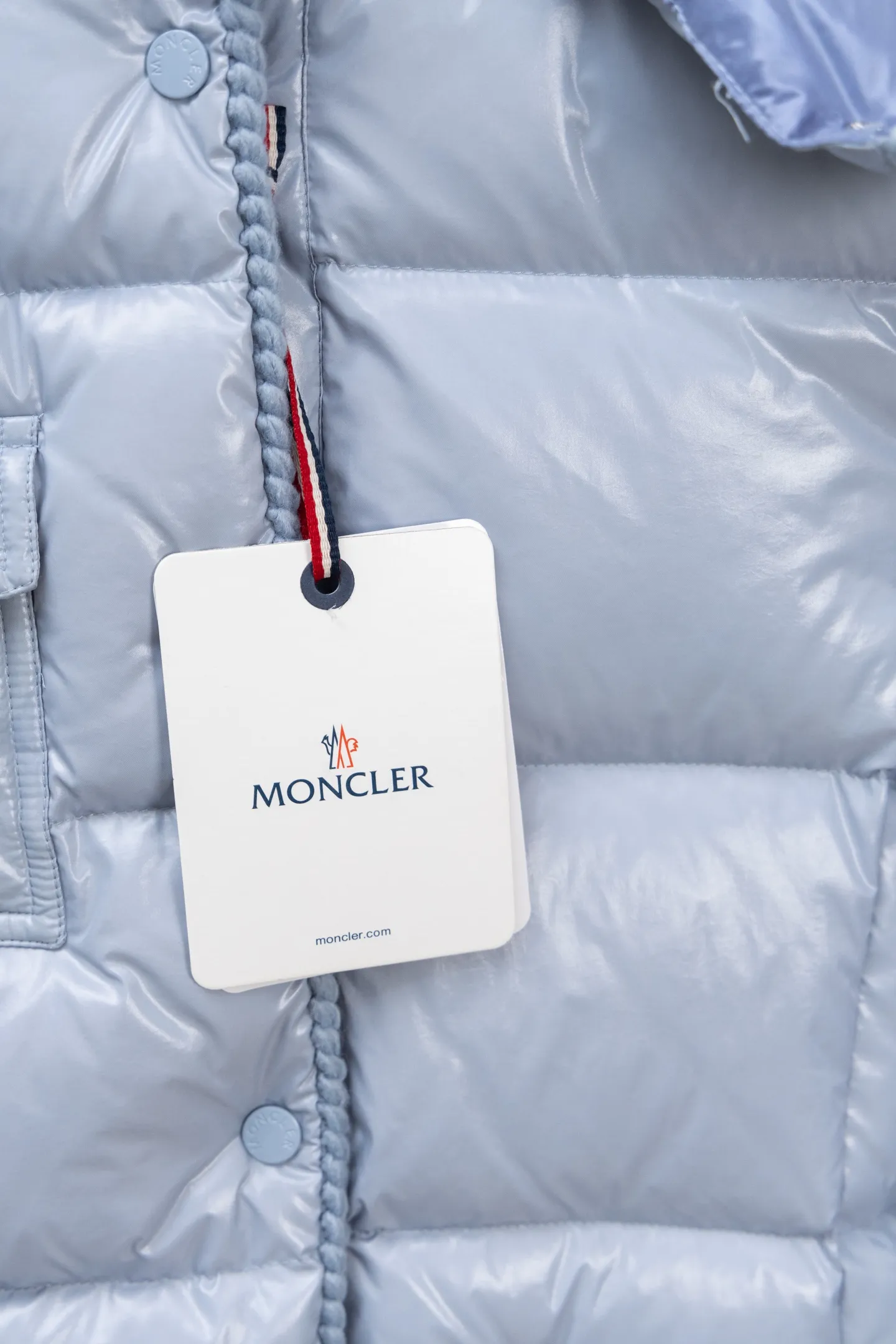 P900 Model No. J0177 MONCLER 25 high-definition woven hooded short down jacket. Uses 340 grams of down filling. Clear threading. Uses 10,000-needle embroidery. Original order customization 1:1 with smooth and delicate lines. Better texture. Not easy to deform, not easy to shrink, not easy to fade. Maintains long-lasting beauty. Color: Black, Milky White, Haze Blue, Size S-XL