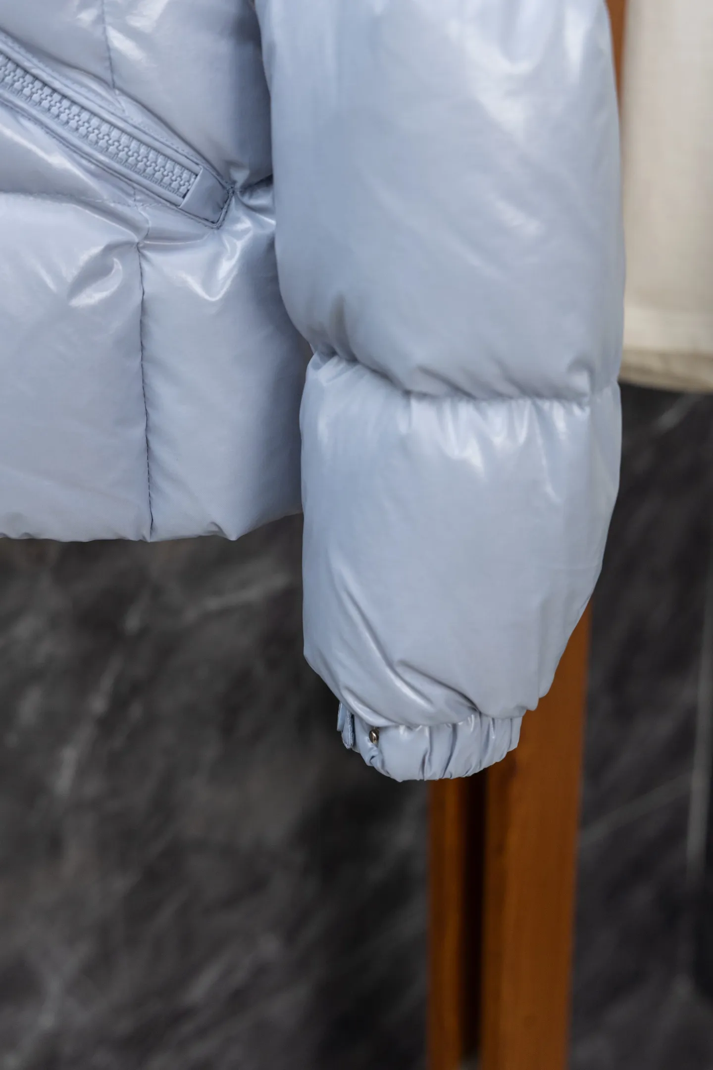 P900 Model No. J0177 MONCLER 25 high-definition woven hooded short down jacket. Uses 340 grams of down filling. Clear threading. Uses 10,000-needle embroidery. Original order customization 1:1 with smooth and delicate lines. Better texture. Not easy to deform, not easy to shrink, not easy to fade. Maintains long-lasting beauty. Color: Black, Milky White, Haze Blue, Size S-XL