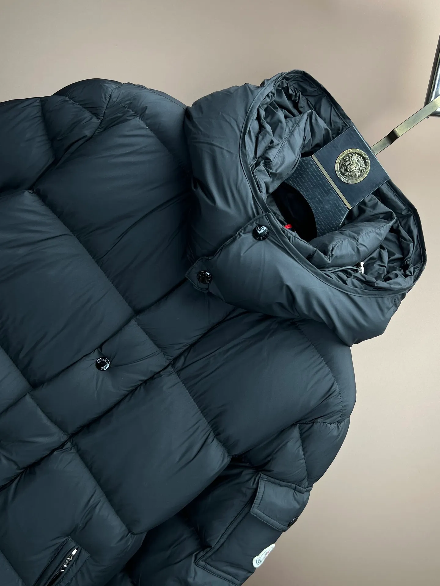 P920 Moncler Hanoverian line (matte matte) long men's. 850+ fill power, this Hanoverian men's long down combines Moncler's classic aesthetics, excellent performance and protective features. Hanoverian long down is made of longue saison fabric and is designed with practical details to provide both warmth and protection. As a Moncler classic, this model features a detachable hood and a front zipper placket that covers the windshield, significantly improving its protective performance. Details Made of longue saison fabric Longue saison lining Filled with down Removable hood Zipper and snap fastening Zippered pockets Patch pockets on sleeves Adjustable cuffs Drawstring hem Size: 0-4 (couple size)