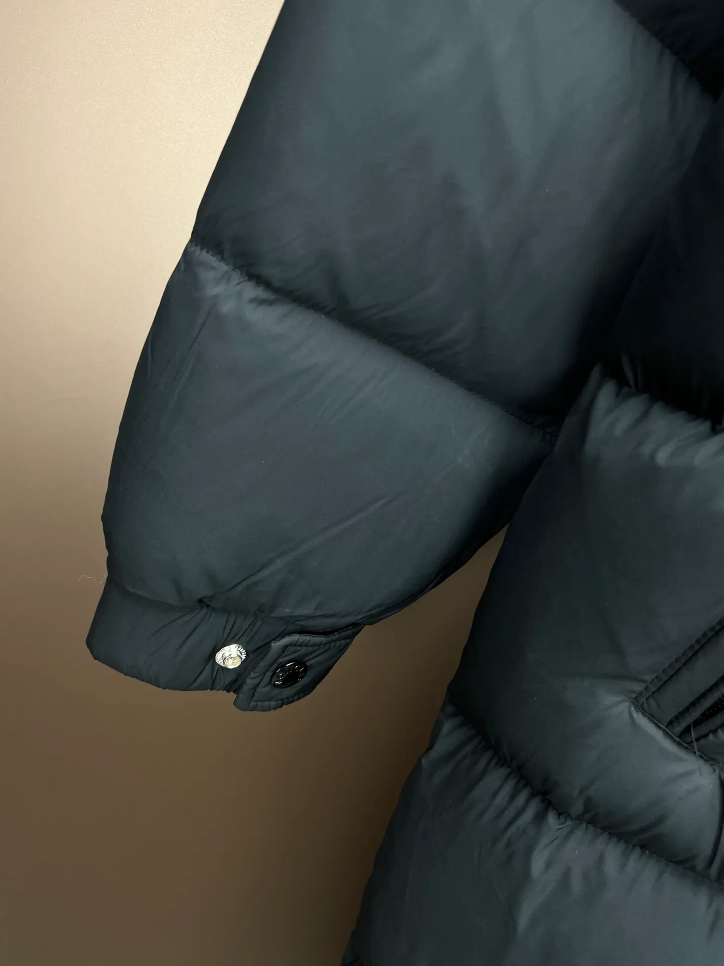 P920 Moncler Hanoverian line (matte matte) long men's. 850+ fill power, this Hanoverian men's long down combines Moncler's classic aesthetics, excellent performance and protective features. Hanoverian long down is made of longue saison fabric and is designed with practical details to provide both warmth and protection. As a Moncler classic, this model features a detachable hood and a front zipper placket that covers the windshield, significantly improving its protective performance. Details Made of longue saison fabric Longue saison lining Filled with down Removable hood Zipper and snap fastening Zippered pockets Patch pockets on sleeves Adjustable cuffs Drawstring hem Size: 0-4 (couple size)