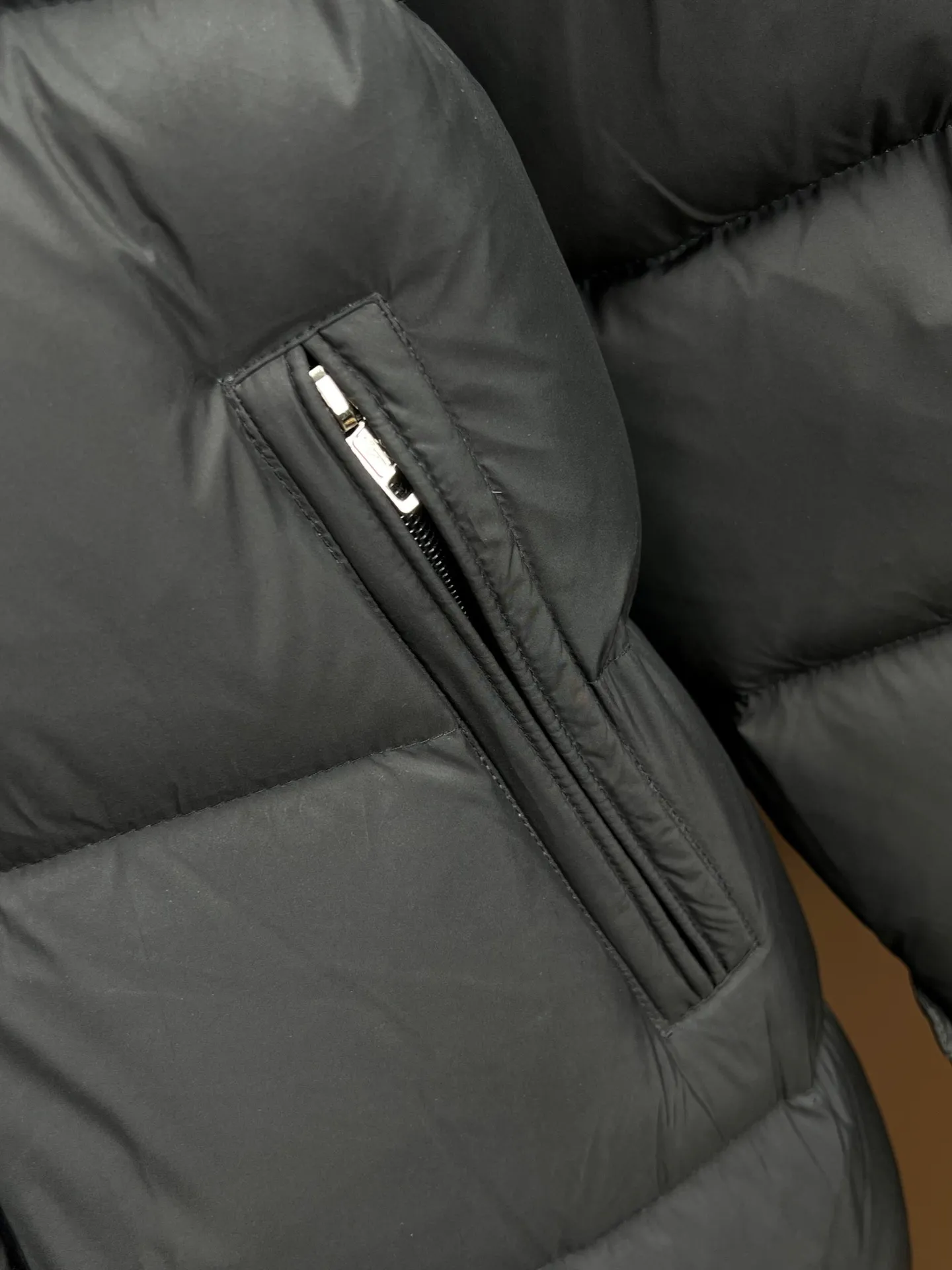P920 Moncler Hanoverian line (matte matte) long men's. 850+ fill power, this Hanoverian men's long down combines Moncler's classic aesthetics, excellent performance and protective features. Hanoverian long down is made of longue saison fabric and is designed with practical details to provide both warmth and protection. As a Moncler classic, this model features a detachable hood and a front zipper placket that covers the windshield, significantly improving its protective performance. Details Made of longue saison fabric Longue saison lining Filled with down Removable hood Zipper and snap fastening Zippered pockets Patch pockets on sleeves Adjustable cuffs Drawstring hem Size: 0-4 (couple size)