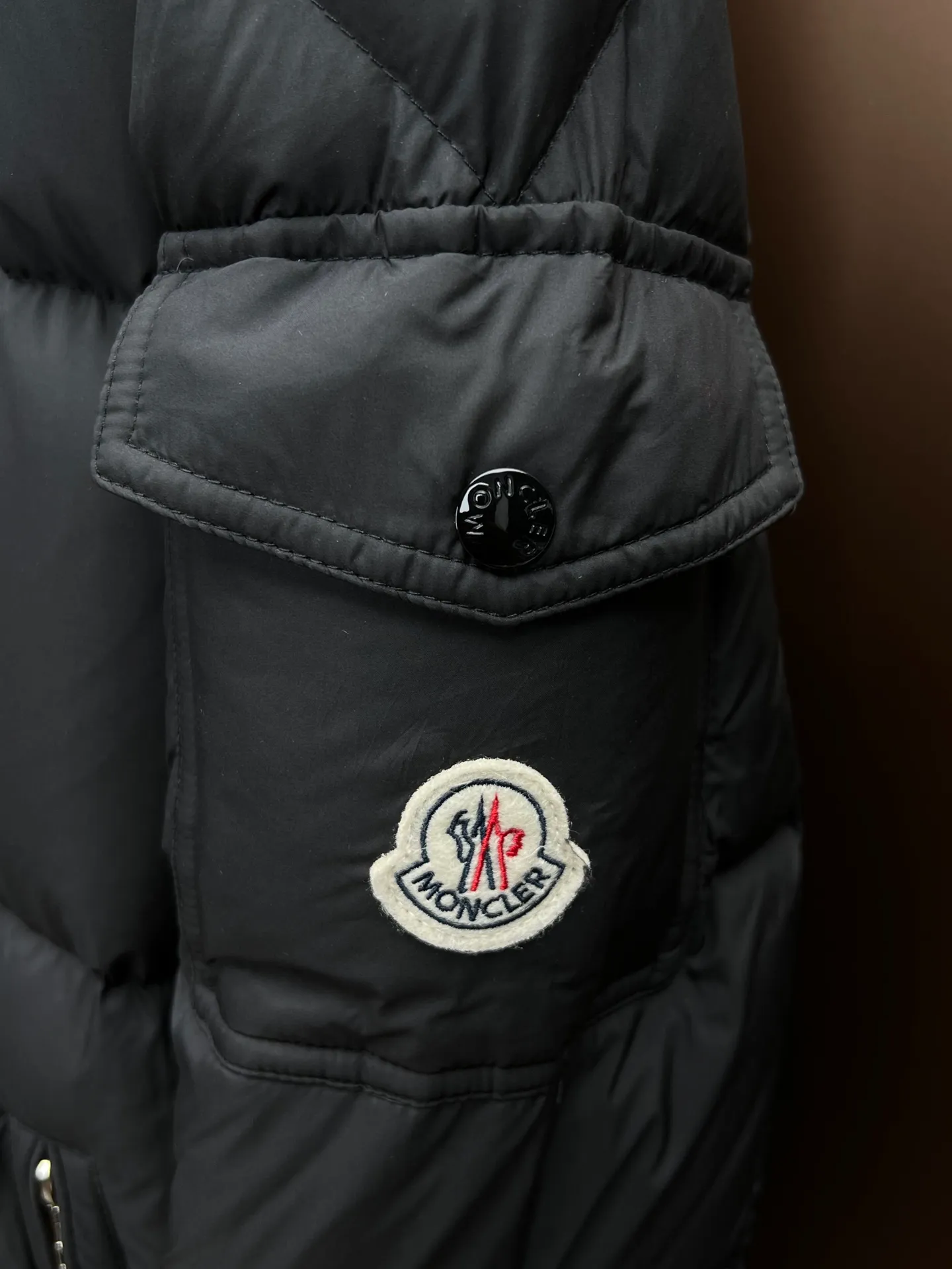 P920 Moncler Hanoverian line (matte matte) long men's. 850+ fill power, this Hanoverian men's long down combines Moncler's classic aesthetics, excellent performance and protective features. Hanoverian long down is made of longue saison fabric and is designed with practical details to provide both warmth and protection. As a Moncler classic, this model features a detachable hood and a front zipper placket that covers the windshield, significantly improving its protective performance. Details Made of longue saison fabric Longue saison lining Filled with down Removable hood Zipper and snap fastening Zippered pockets Patch pockets on sleeves Adjustable cuffs Drawstring hem Size: 0-4 (couple size)