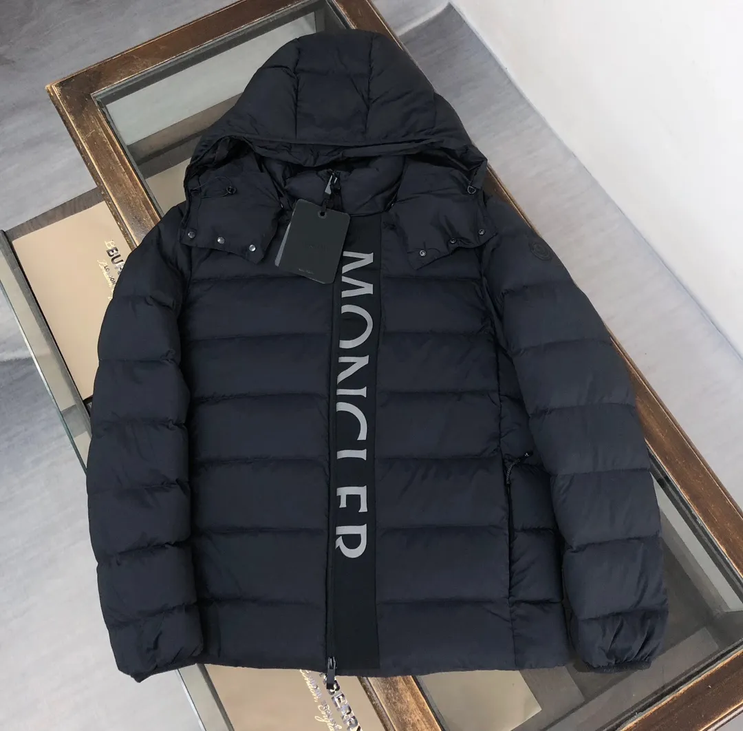 P820 𝗠𝗼𝗻𝗰𝗹𝗲𝗿 Mouth covering 2024 latest Ume Black Label Black Samurai/Short Down Jacket (hat is removable), available simultaneously on the official website🛒 👀The overall look is very high-end, especially light and warm, easy to move, light down jacket, short style can show off the charm of a neat figure👍 The hood design helps to improve the cold protection of the neck. It uses high-quality down with outstanding thermal insulation effect. ⚠️The down content is as high as 90% white goose down, which achieves good warmth retention. It has good fluffiness and is lighter and lighter. There is no sense of oppression when worn on the body. The loose version covers the flesh and makes you look slimmer. 👏🏻Refuse to be bloated and lively when going out on the street. It allows the down jacket to break out of the conventional style and create a comfortable aesthetic. It is simple and fashionable and very practical. The upper body effect is natural, casual and comfortable~ ❗️Customized special fabrics, vacuum filled down, exquisite craftsmanship, strict prevention of down drilling, vacuum filling technology, increased air compartment, maintaining the original softness, elasticity and feel of down. Anti-drilling design Code number: 1-2-3-4-5 (M～3XL)