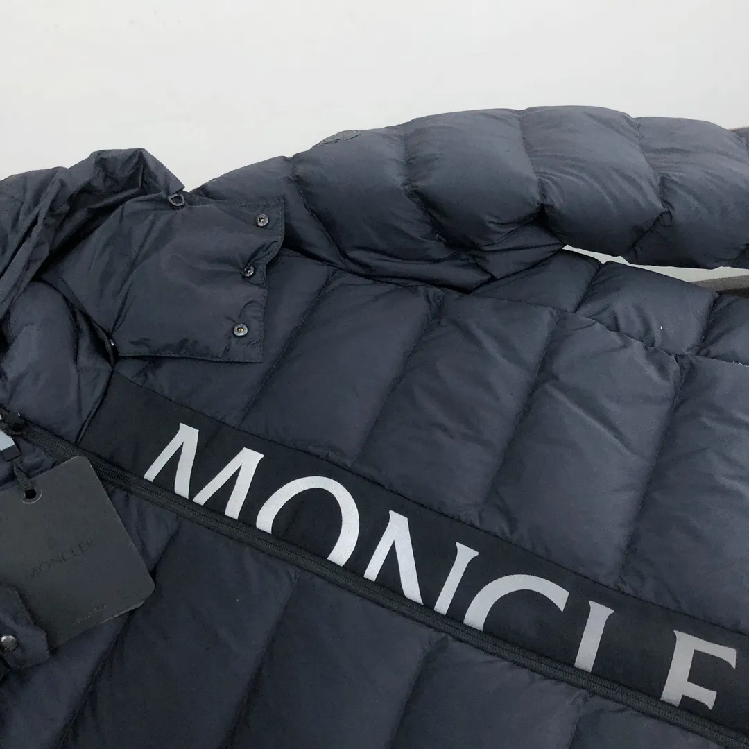 P820 𝗠𝗼𝗻𝗰𝗹𝗲𝗿 Mouth covering 2024 latest Ume Black Label Black Samurai/Short Down Jacket (hat is removable), available simultaneously on the official website🛒 👀The overall look is very high-end, especially light and warm, easy to move, light down jacket, short style can show off the charm of a neat figure👍 The hood design helps to improve the cold protection of the neck. It uses high-quality down with outstanding thermal insulation effect. ⚠️The down content is as high as 90% white goose down, which achieves good warmth retention. It has good fluffiness and is lighter and lighter. There is no sense of oppression when worn on the body. The loose version covers the flesh and makes you look slimmer. 👏🏻Refuse to be bloated and lively when going out on the street. It allows the down jacket to break out of the conventional style and create a comfortable aesthetic. It is simple and fashionable and very practical. The upper body effect is natural, casual and comfortable~ ❗️Customized special fabrics, vacuum filled down, exquisite craftsmanship, strict prevention of down drilling, vacuum filling technology, increased air compartment, maintaining the original softness, elasticity and feel of down. Anti-drilling design Code number: 1-2-3-4-5 (M～3XL)