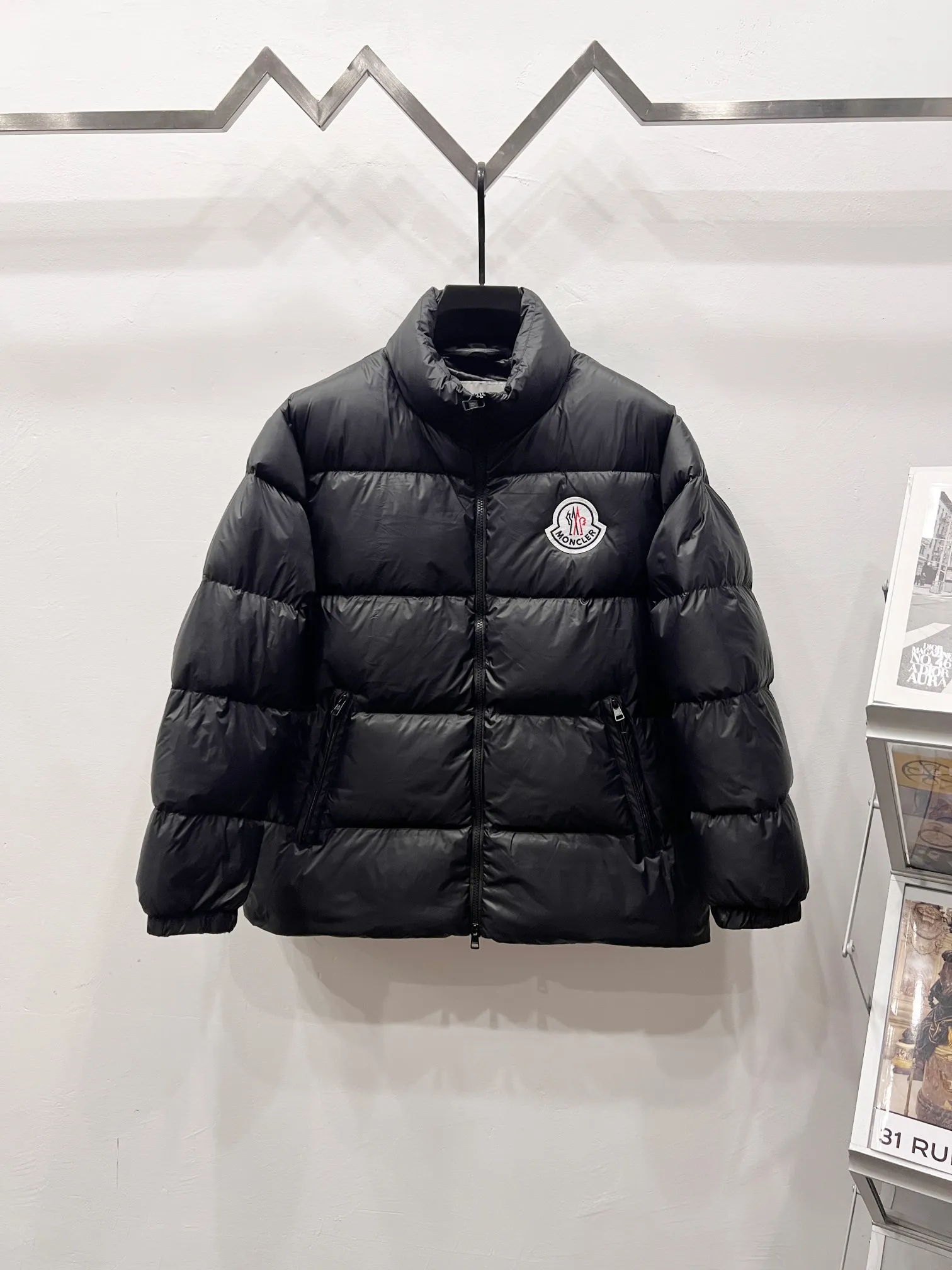 P610 Style number: (B021) Moncler0 2025 autumn and winter men's short business loose light goose down jacket. Genuine leather with down, filled with down, stand-up collar with genuine leather, zipper opening and zipper pocket. Size M L XL XXL Color Black
