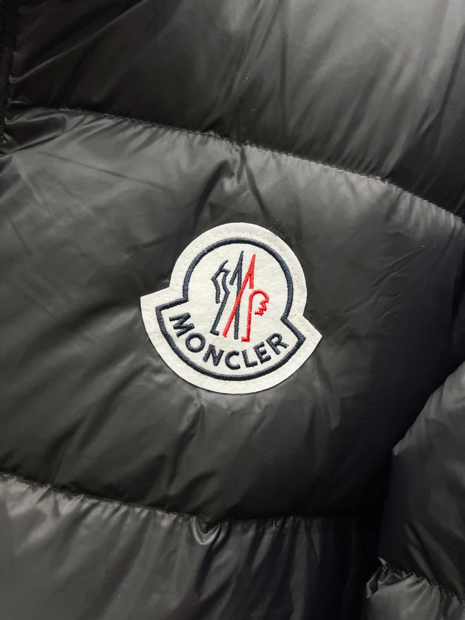 P610 Style number: (B021) Moncler0 2025 autumn and winter men's short business loose light goose down jacket. Genuine leather with down, filled with down, stand-up collar with genuine leather, zipper opening and zipper pocket. Size M L XL XXL Color Black