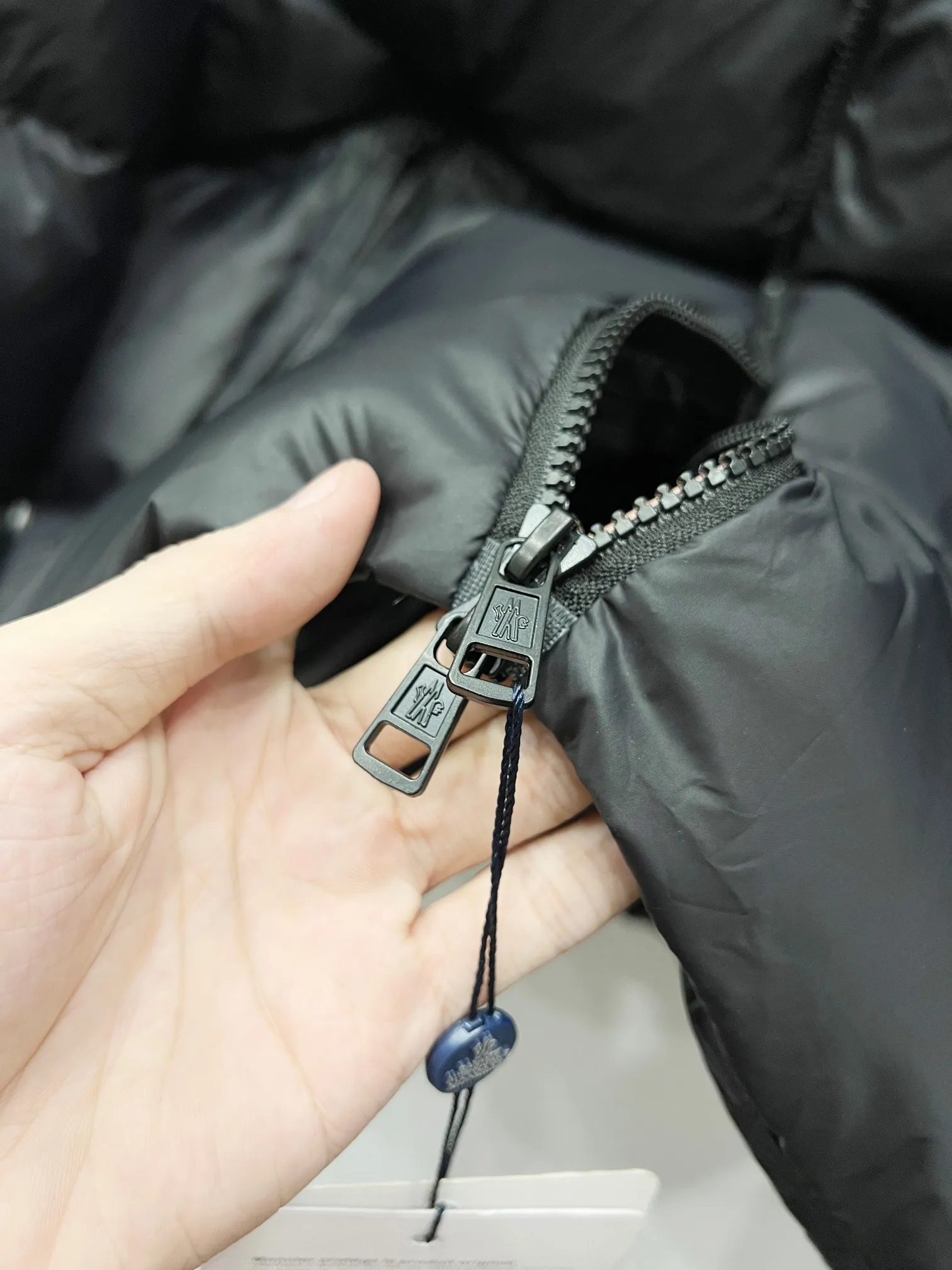 P610 Style number: (B021) Moncler0 2025 autumn and winter men's short business loose light goose down jacket. Genuine leather with down, filled with down, stand-up collar with genuine leather, zipper opening and zipper pocket. Size M L XL XXL Color Black