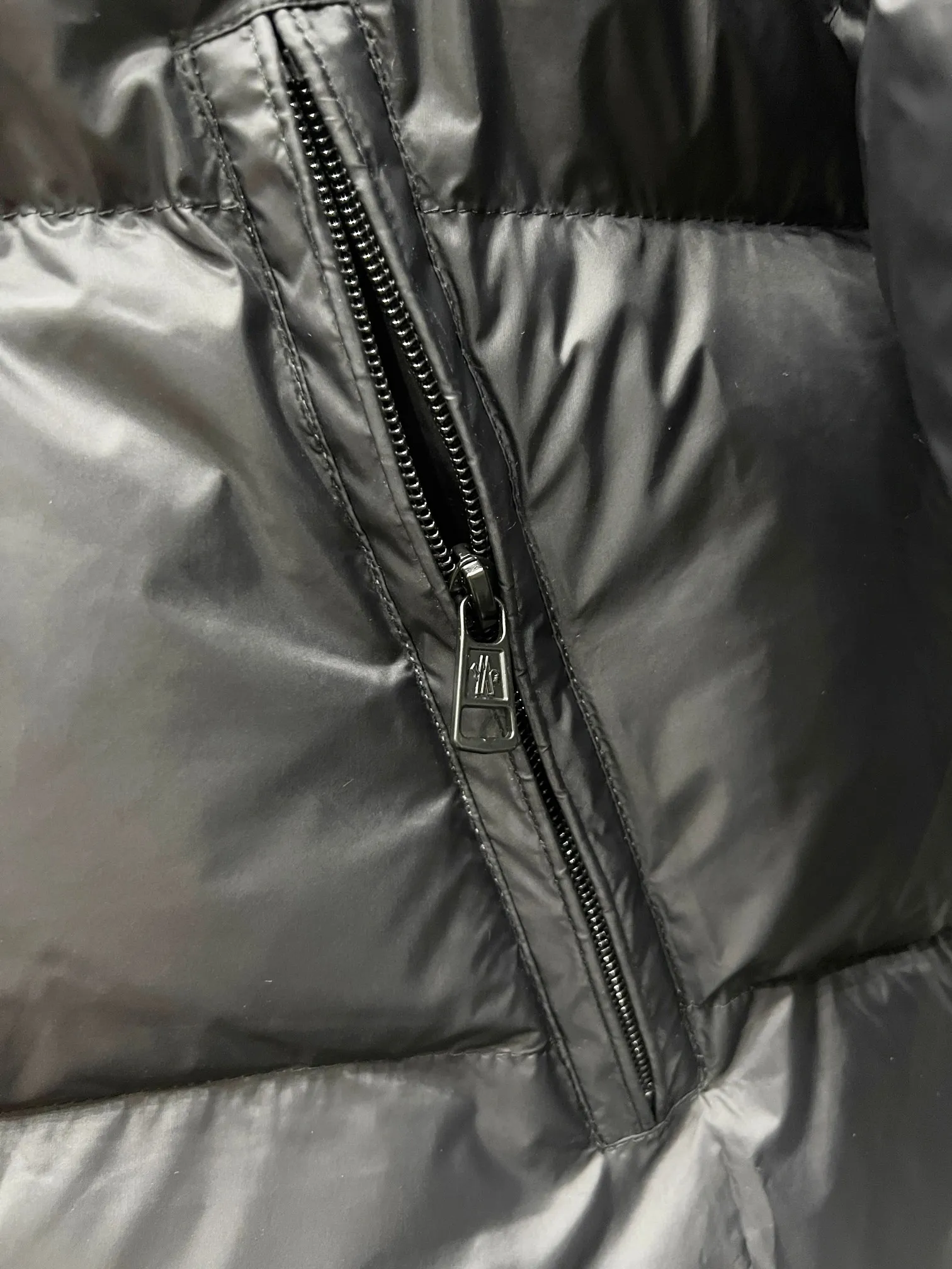 P610 Style number: (B021) Moncler0 2025 autumn and winter men's short business loose light goose down jacket. Genuine leather with down, filled with down, stand-up collar with genuine leather, zipper opening and zipper pocket. Size M L XL XXL Color Black