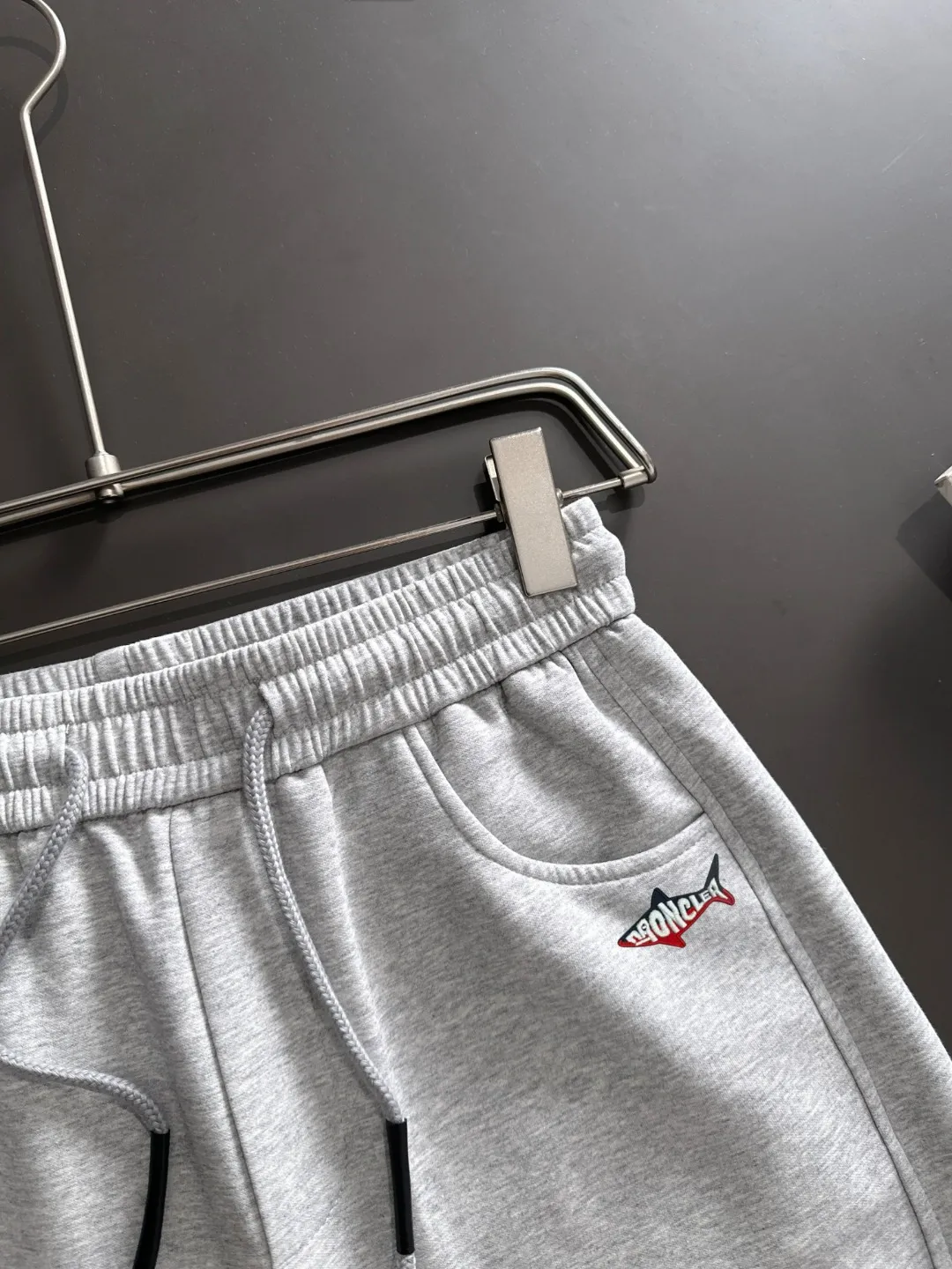 Shipped in 2-3 days P360 MONCLER/Mongolian Exclusive first release of 25ss autumn and winter new high-quality trousers Compare real-life details at will A perfect choice for autumn and winter, a must-have item. Sizes: M to 3XL (please state your height and weight when placing an order)