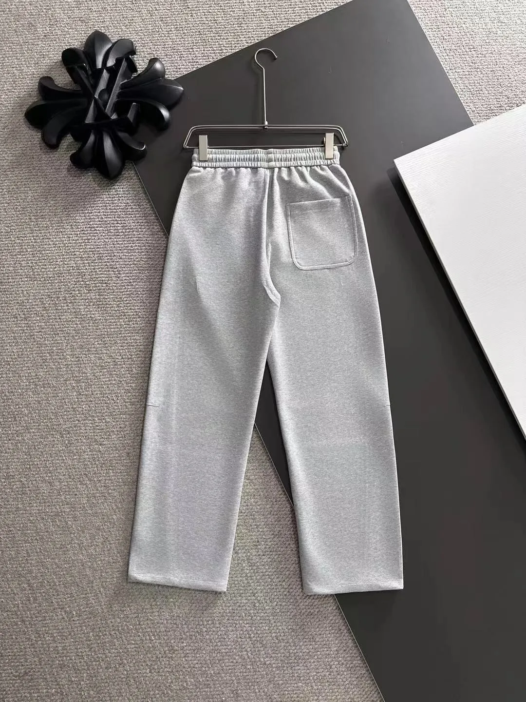 Shipped in 2-3 days P360 MONCLER/Mongolian Exclusive first release of 25ss autumn and winter new high-quality trousers Compare real-life details at will A perfect choice for autumn and winter, a must-have item. Sizes: M to 3XL (please state your height and weight when placing an order)