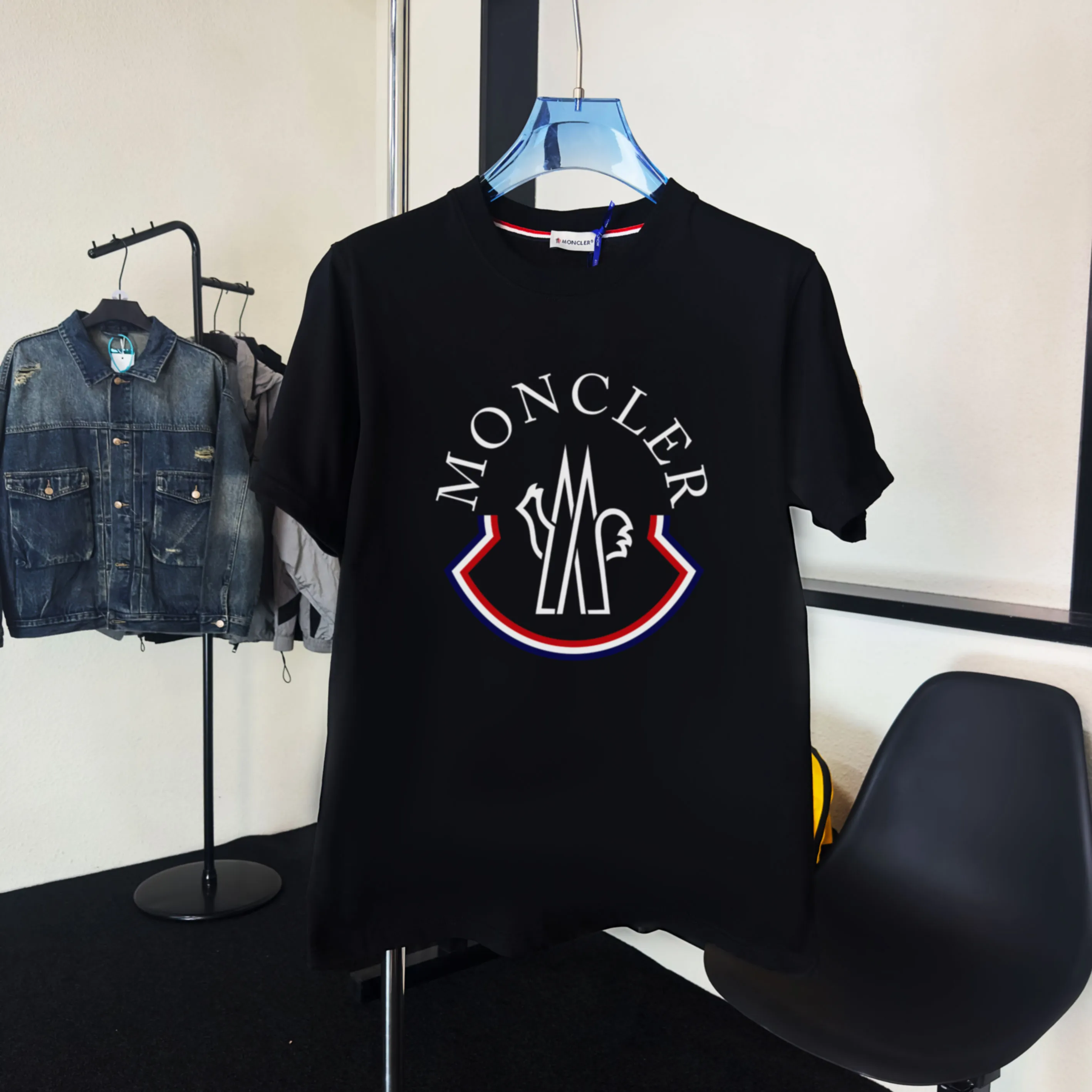 P140 💰Upgraded version "Mobile phone smart sensor ~ NFC chip armband ~ direct access to the official website for anti-counterfeiting" "Moncler ~ Mouth Mouth" 2025 new high-quality round neck short-sleeved T-shirt. The cuffs have imported embroidered labels. Customized dyeing, very comfortable to touch. Super versatile and good-looking short-sleeved. Complete with three labels. Non-market ordinary version. Feel free to compare. Quality is absolutely guaranteed! ‼ First of all, this original fabric is all custom-woven with 32-count double yarn fabric, 250G, and the weight is the same‼ Fine workmanship, double waistcoat method, double waistcoat method, double waistcoat method makes the whole dress more three-dimensional, which is not a craft that ordinary T-shirts can achieve🤪 Size: S-M-L-XL-2XL Color: black, white, apricot, same style for men and women