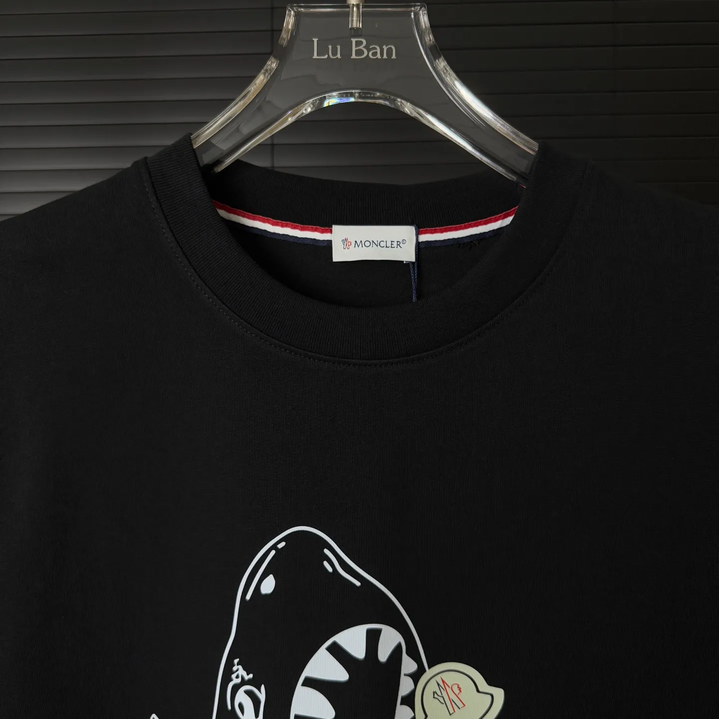 P170 A229 (Long-term replenishment, arrival the next day) MONCLER/Mask color block letter LOGO round neck short-sleeved T-shirt, exclusive first launch high-definition The fabric is made of 300 grams of heavyweight pure cotton, customized with 32 counts of double thread, and washed twice for ready-to-wear. The fabric is comfortable and skin-friendly. It is custom-dyed fabric with high textile density and good drape. It is not easy to deform or shrink. The thick texture and compact spinning process will not affect the breathability of the fabric. The color saturation is very high. Imported Tajima embroidery technology has a good upper body effect. It is a versatile and good-looking short sleeve. The loose version covers the flesh and makes you slim. Size: S~XL Color: white black