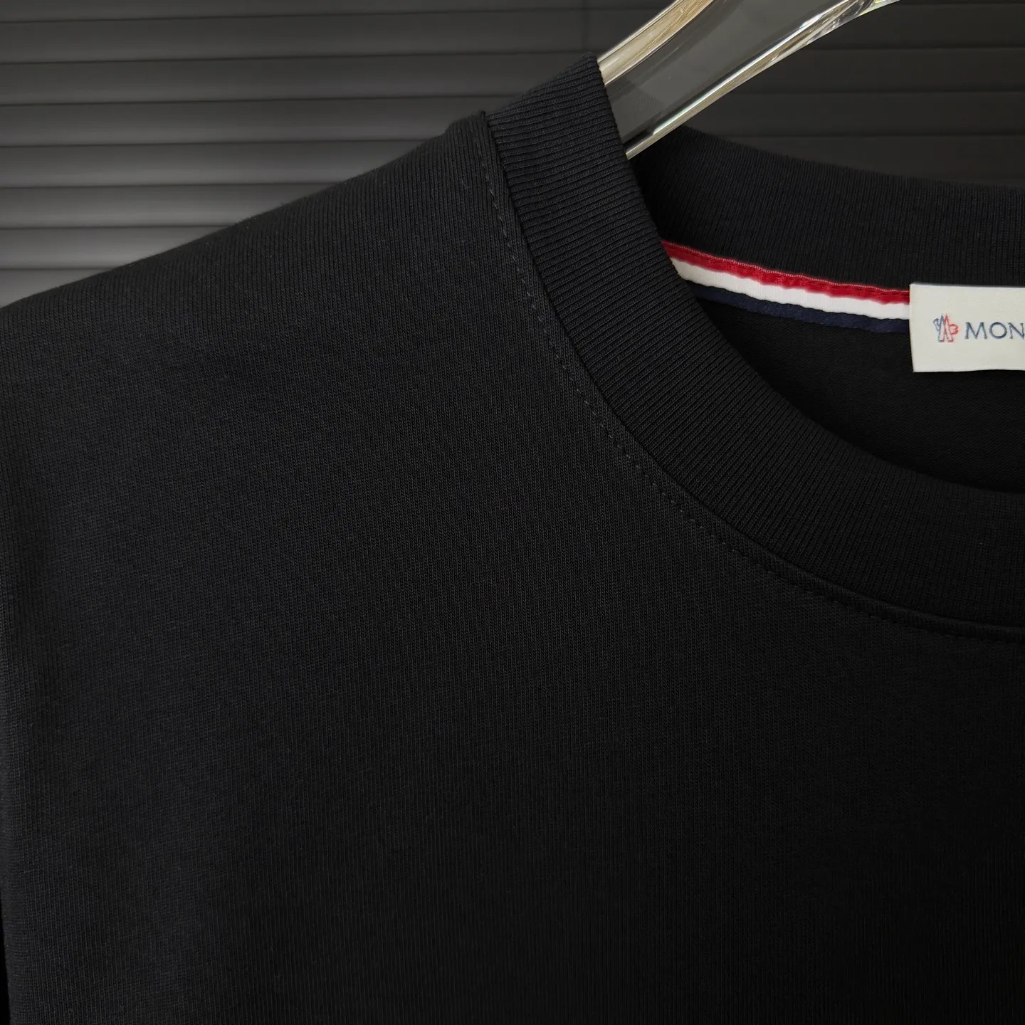 P170 A229 (Long-term replenishment, arrival the next day) MONCLER/Mask color block letter LOGO round neck short-sleeved T-shirt, exclusive first launch high-definition The fabric is made of 300 grams of heavyweight pure cotton, customized with 32 counts of double thread, and washed twice for ready-to-wear. The fabric is comfortable and skin-friendly. It is custom-dyed fabric with high textile density and good drape. It is not easy to deform or shrink. The thick texture and compact spinning process will not affect the breathability of the fabric. The color saturation is very high. Imported Tajima embroidery technology has a good upper body effect. It is a versatile and good-looking short sleeve. The loose version covers the flesh and makes you slim. Size: S~XL Color: white black