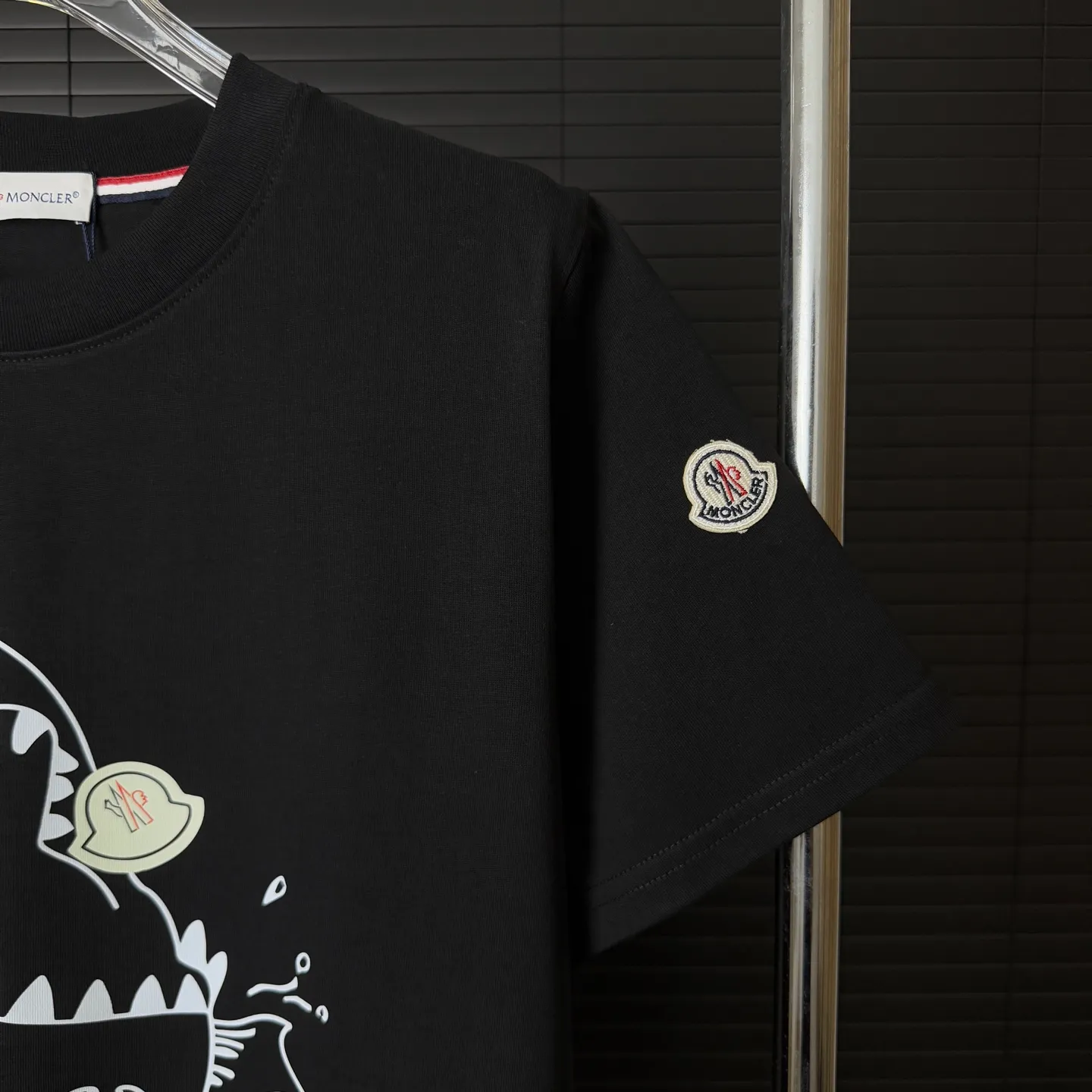 P170 A229 (Long-term replenishment, arrival the next day) MONCLER/Mask color block letter LOGO round neck short-sleeved T-shirt, exclusive first launch high-definition The fabric is made of 300 grams of heavyweight pure cotton, customized with 32 counts of double thread, and washed twice for ready-to-wear. The fabric is comfortable and skin-friendly. It is custom-dyed fabric with high textile density and good drape. It is not easy to deform or shrink. The thick texture and compact spinning process will not affect the breathability of the fabric. The color saturation is very high. Imported Tajima embroidery technology has a good upper body effect. It is a versatile and good-looking short sleeve. The loose version covers the flesh and makes you slim. Size: S~XL Color: white black