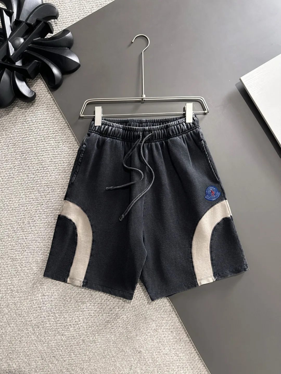 Next day shipment P300 High quality MONCLER/muzzle 2025 spring and summer new style high-definition elastic band casual solid color loose shorts, made with machines imported from Italy. The hem of the trousers is stitched with two needles. The stitching is fine and firm. The fabric is customized at the counter and has high breathability and comfort. The details are impeccable. The brand element design concept reflects high quality. It feels delicate and soft! It presents a casual cut and the upper body shape is great! Size: S-XXL