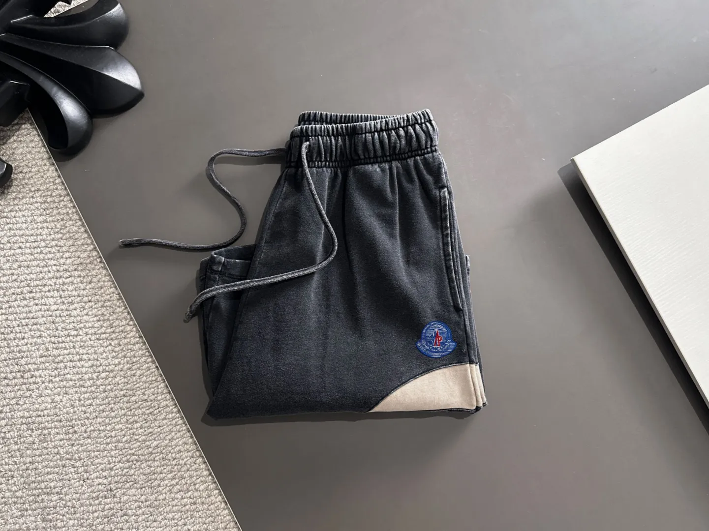Next day shipment P300 High quality MONCLER/muzzle 2025 spring and summer new style high-definition elastic band casual solid color loose shorts, made with machines imported from Italy. The hem of the trousers is stitched with two needles. The stitching is fine and firm. The fabric is customized at the counter and has high breathability and comfort. The details are impeccable. The brand element design concept reflects high quality. It feels delicate and soft! It presents a casual cut and the upper body shape is great! Size: S-XXL