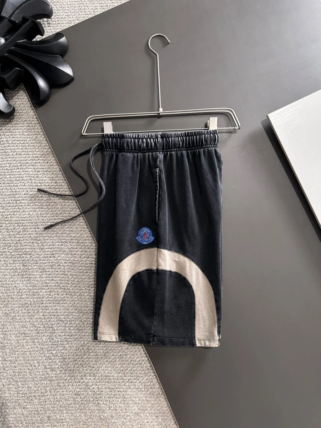 Next day shipment P300 High quality MONCLER/muzzle 2025 spring and summer new style high-definition elastic band casual solid color loose shorts, made with machines imported from Italy. The hem of the trousers is stitched with two needles. The stitching is fine and firm. The fabric is customized at the counter and has high breathability and comfort. The details are impeccable. The brand element design concept reflects high quality. It feels delicate and soft! It presents a casual cut and the upper body shape is great! Size: S-XXL