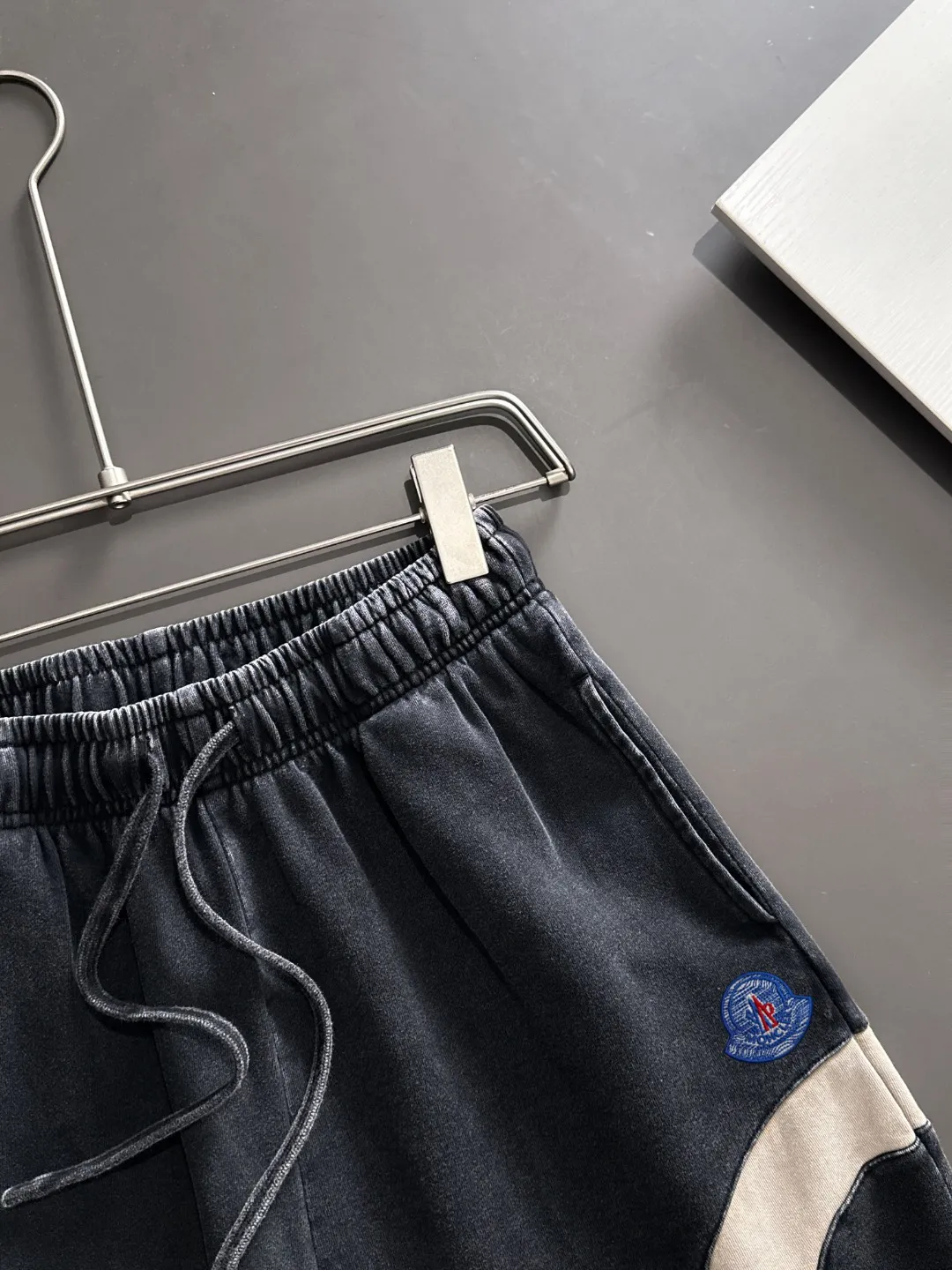 Next day shipment P300 High quality MONCLER/muzzle 2025 spring and summer new style high-definition elastic band casual solid color loose shorts, made with machines imported from Italy. The hem of the trousers is stitched with two needles. The stitching is fine and firm. The fabric is customized at the counter and has high breathability and comfort. The details are impeccable. The brand element design concept reflects high quality. It feels delicate and soft! It presents a casual cut and the upper body shape is great! Size: S-XXL