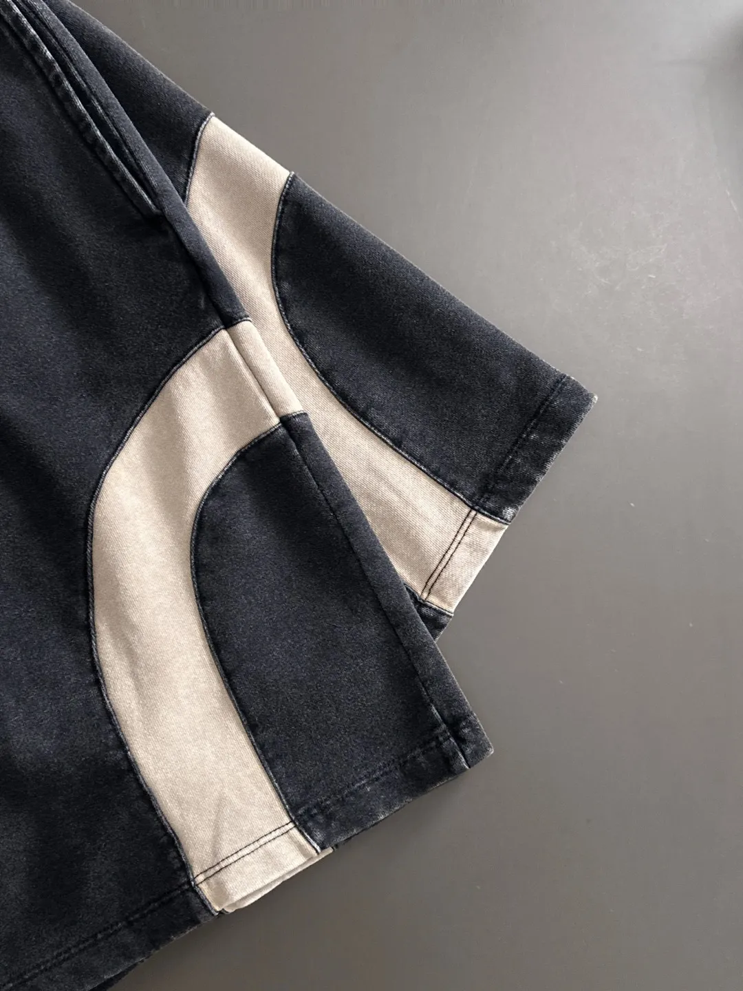 Next day shipment P300 High quality MONCLER/muzzle 2025 spring and summer new style high-definition elastic band casual solid color loose shorts, made with machines imported from Italy. The hem of the trousers is stitched with two needles. The stitching is fine and firm. The fabric is customized at the counter and has high breathability and comfort. The details are impeccable. The brand element design concept reflects high quality. It feels delicate and soft! It presents a casual cut and the upper body shape is great! Size: S-XXL