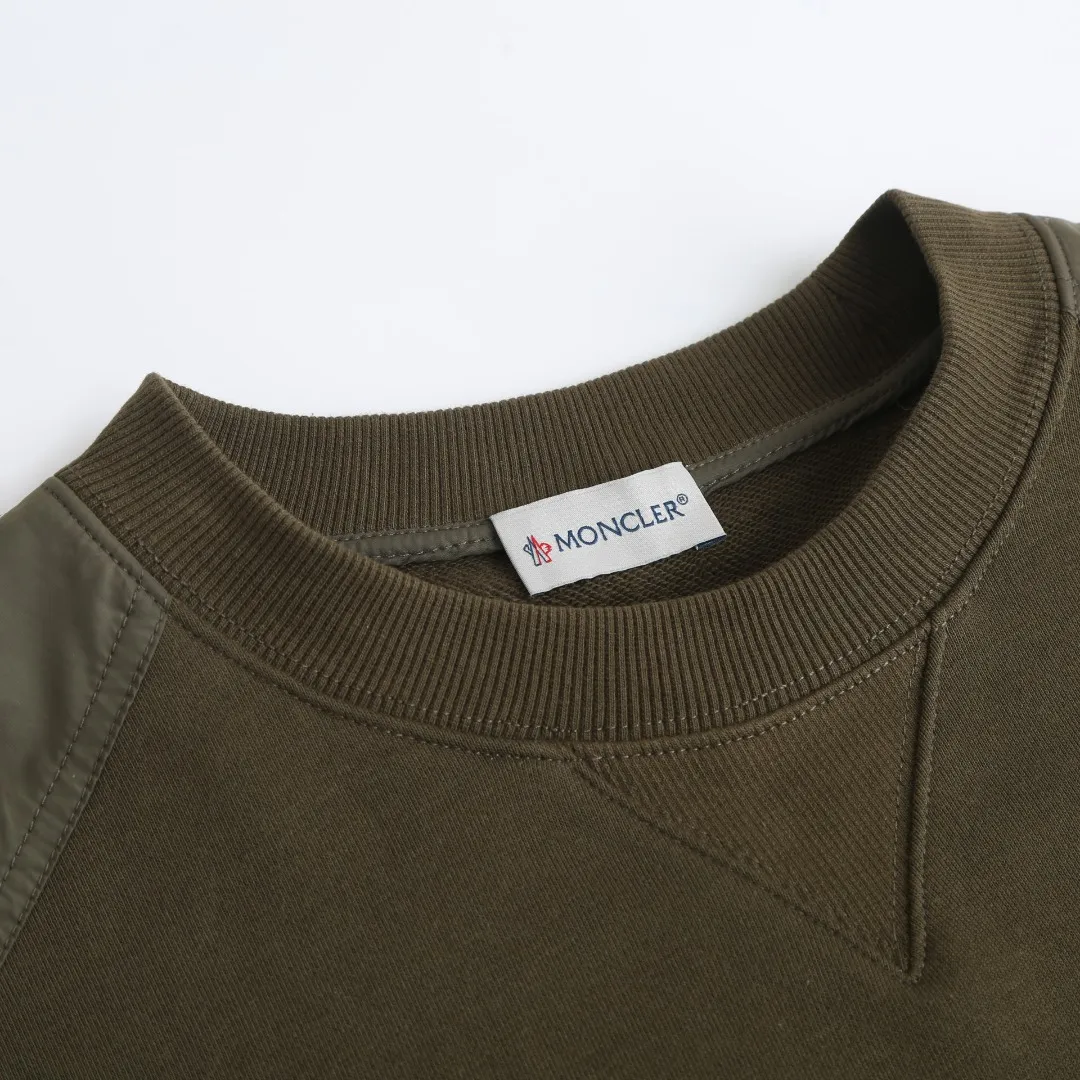 P400 Moncler logo patch pocket patchwork sweatshirt. Customized soft velvet cotton blend warm core material and tough nylon high-density woven material. Smooth and delicate, comfortable and close to the skin. It is based on a deep black curtain. The chest is quietly painted with a triangular world. The iconic Moncler logo embroidered logo decorates the sleeves. It is integrated with nylon fabric to embellish the square silhouette. Cross-disciplinary aesthetic grafting. Exquisite small pocket design reveals a flexible and relaxed beauty. Deconstruct the attitude of the modern gentleman and show his taste in silence. Process 1: Needle and shuttle stitching technology can make full use of the respective advantages of knitted fabrics and woven fabrics. By choosing the appropriate sewing process and stitches, the splicing parts can be ensured to be strong and beautiful. Process 2: Template machine bag opening. The preset template guides the position, shape and size of the bag opening. The accuracy ensures the quality of the bag opening effect. Process 3: The fabrics are washed and have a better hand texture. It is not easy to deform and shrink. Not easy to fade and maintain long-term beauty. Fit: Loose fit. Size: S M L XL. Only green. Style number: D-231