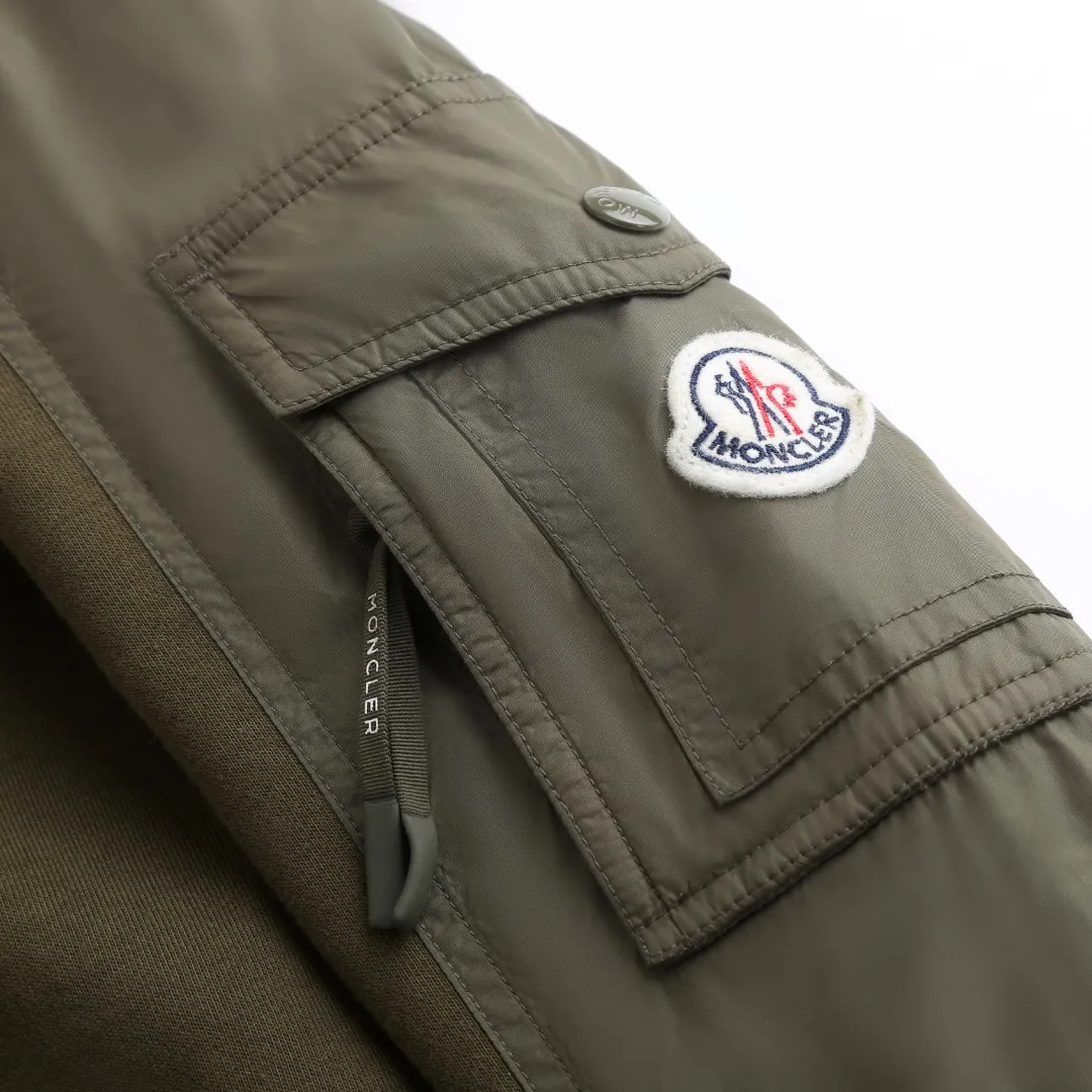 P400 Moncler logo patch pocket patchwork sweatshirt. Customized soft velvet cotton blend warm core material and tough nylon high-density woven material. Smooth and delicate, comfortable and close to the skin. It is based on a deep black curtain. The chest is quietly painted with a triangular world. The iconic Moncler logo embroidered logo decorates the sleeves. It is integrated with nylon fabric to embellish the square silhouette. Cross-disciplinary aesthetic grafting. Exquisite small pocket design reveals a flexible and relaxed beauty. Deconstruct the attitude of the modern gentleman and show his taste in silence. Process 1: Needle and shuttle stitching technology can make full use of the respective advantages of knitted fabrics and woven fabrics. By choosing the appropriate sewing process and stitches, the splicing parts can be ensured to be strong and beautiful. Process 2: Template machine bag opening. The preset template guides the position, shape and size of the bag opening. The accuracy ensures the quality of the bag opening effect. Process 3: The fabrics are washed and have a better hand texture. It is not easy to deform and shrink. Not easy to fade and maintain long-term beauty. Fit: Loose fit. Size: S M L XL. Only green. Style number: D-231