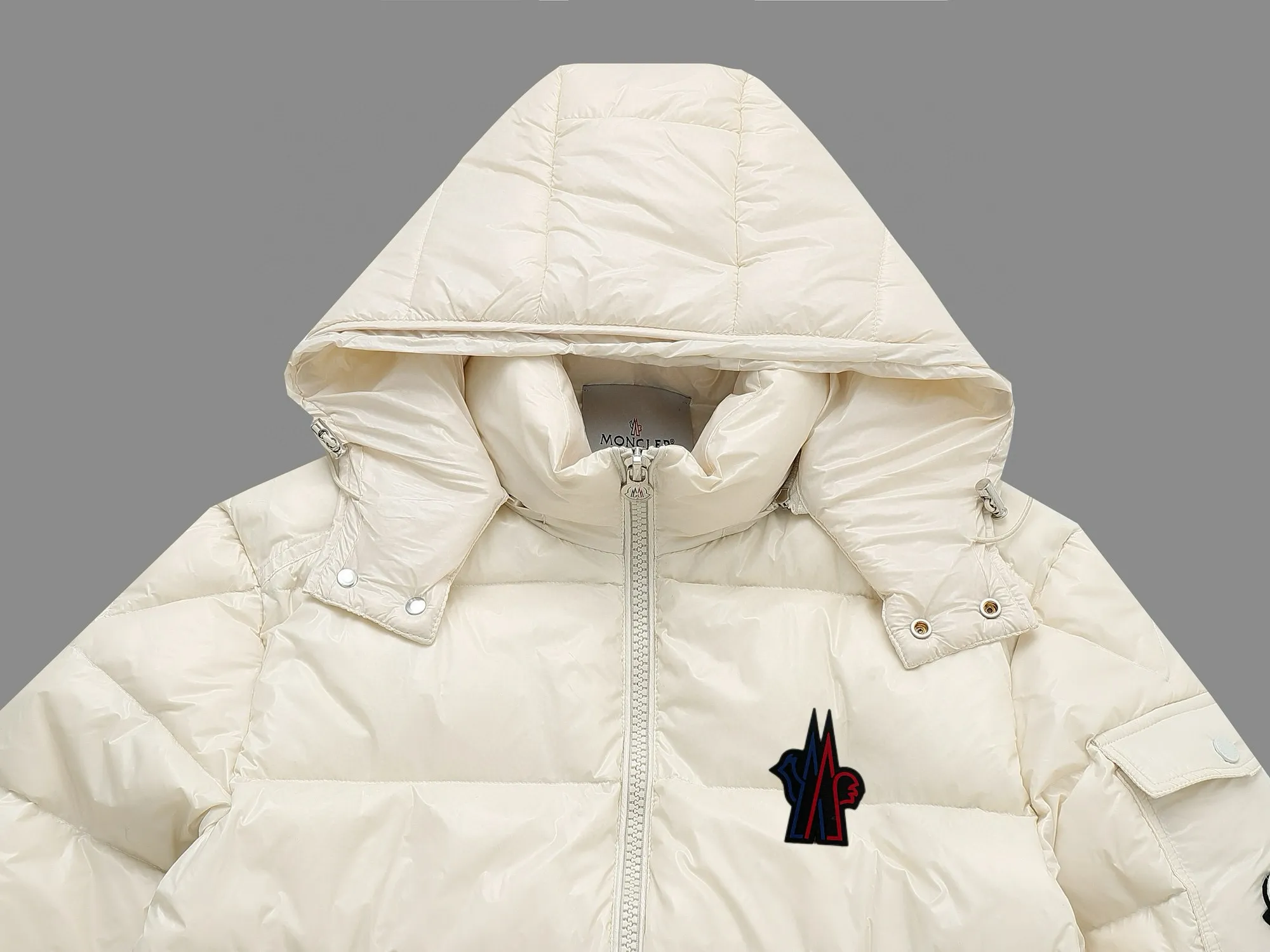 P720 MONCLER Meng Mouth Maya Down Jacket: Color/off-white, black Size: M. L. Zipper pendant with custom logo Fabric: 400D bright nylon, anti-fouling, anti-wrinkle, waterproof and windproof, very wear-resistant, breathable and comfortable.           Embroidery: Straight lines, smooth curves, dense and neat stitches, no jagged edges, flat embroidery surface, no skewed threads, consistent stitch length, no bottom exposed, no overlap, smooth embroidery surface, no ink marks and other stains. Advanced imported embroidery machines are used to ensure embroidery quality.