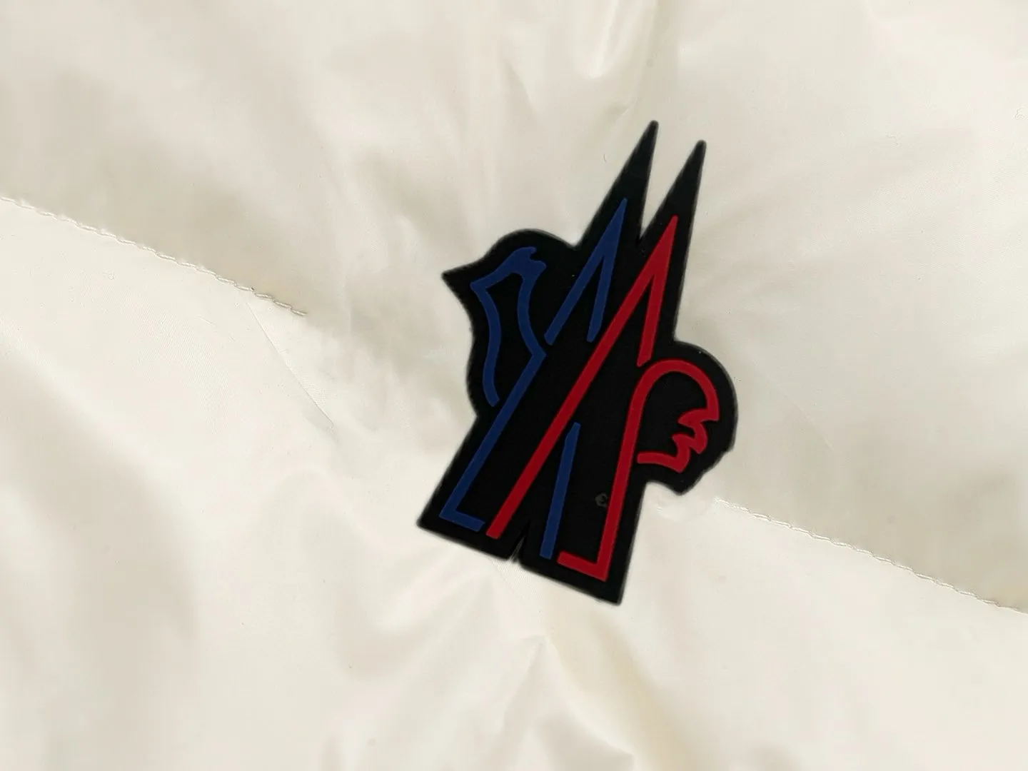 P720 MONCLER Meng Mouth Maya Down Jacket: Color/off-white, black Size: M. L. Zipper pendant with custom logo Fabric: 400D bright nylon, anti-fouling, anti-wrinkle, waterproof and windproof, very wear-resistant, breathable and comfortable.           Embroidery: Straight lines, smooth curves, dense and neat stitches, no jagged edges, flat embroidery surface, no skewed threads, consistent stitch length, no bottom exposed, no overlap, smooth embroidery surface, no ink marks and other stains. Advanced imported embroidery machines are used to ensure embroidery quality.