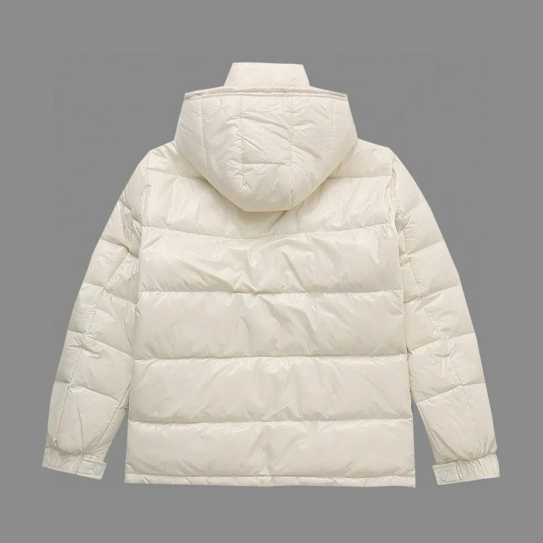 P720 MONCLER Meng Mouth Maya Down Jacket: Color/off-white, black Size: M. L. Zipper pendant with custom logo Fabric: 400D bright nylon, anti-fouling, anti-wrinkle, waterproof and windproof, very wear-resistant, breathable and comfortable.           Embroidery: Straight lines, smooth curves, dense and neat stitches, no jagged edges, flat embroidery surface, no skewed threads, consistent stitch length, no bottom exposed, no overlap, smooth embroidery surface, no ink marks and other stains. Advanced imported embroidery machines are used to ensure embroidery quality.