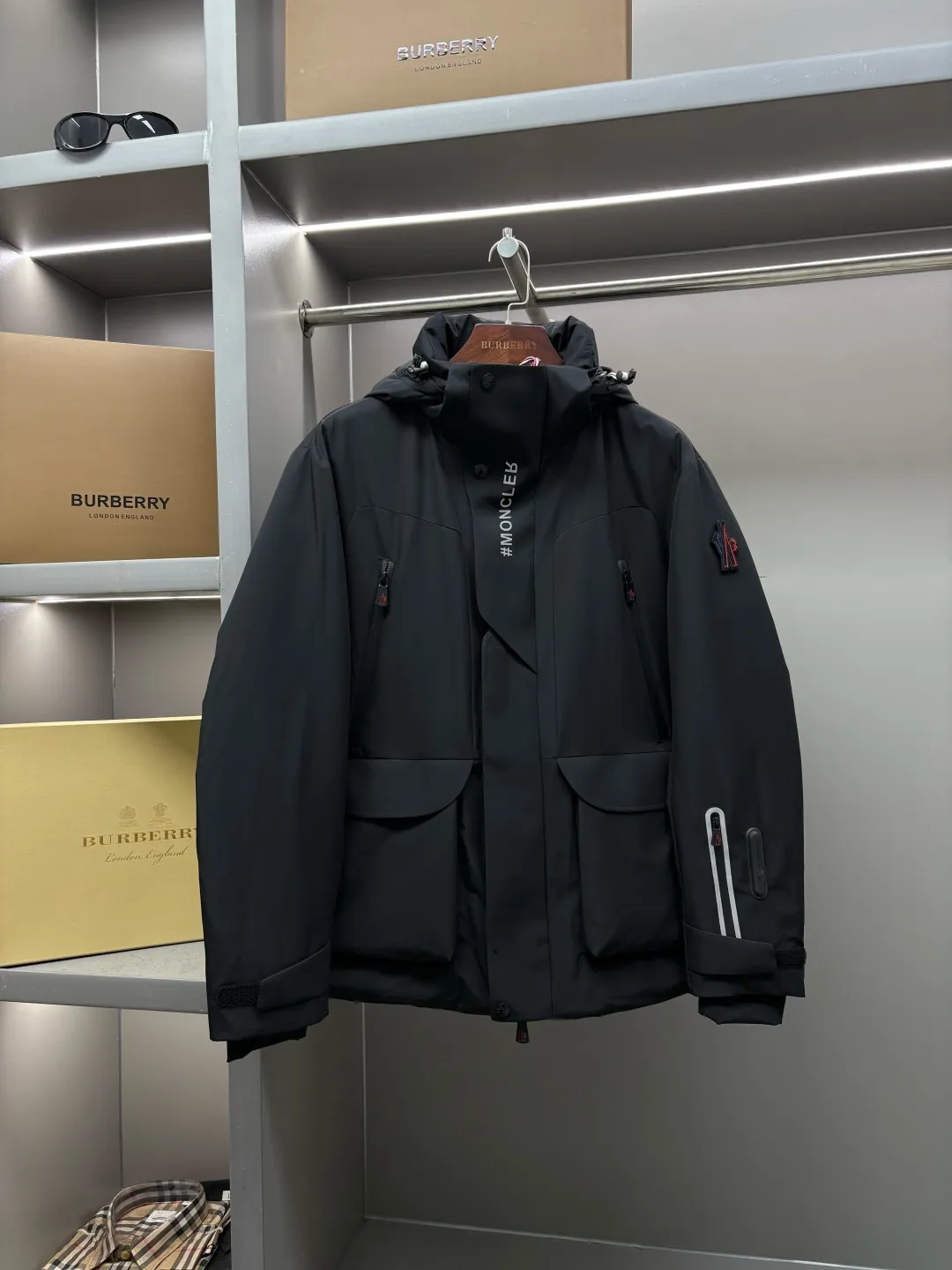 P1160 Moncler men's outdoor casual hooded down jacket. High-end and light luxury fashion style, practical and versatile style. The upper body is light, comfortable and stylish, light and warm without being bulky. It is especially favored by men of different ages. Men's outdoor hooded down jacket is designed with classic lamination technology. It is a practical item for cold weather. It gives you the most comfortable warmth this winter. The upper body is light, warm and handsome! The outer layer of the down jacket is made of high-quality 100% nylon fabric and is filled with 90% white goose down. The down jacket provides warmth and protection without losing fashion style. The streamlined silhouette combines luxurious style and comfortable texture. The sleeve arms are classic and exquisite, like the MON logo and the scissors logo! The placket is simple and elegant, with imported YKK waterproof zippers. Intimate diagonal pockets on both sides of the body are equipped with zippers, and the hem is tightened with ribbed adjustable buckles. The down jacket is made of lightweight micro chic fabric. This hooded jacket comes in classic colors and is a practical design item that is easy to match in a man's wardrobe. Size: M-XXXL Color: Black Beige