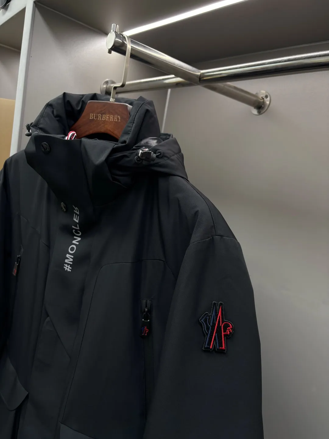 P1160 Moncler men's outdoor casual hooded down jacket. High-end and light luxury fashion style, practical and versatile style. The upper body is light, comfortable and stylish, light and warm without being bulky. It is especially favored by men of different ages. Men's outdoor hooded down jacket is designed with classic lamination technology. It is a practical item for cold weather. It gives you the most comfortable warmth this winter. The upper body is light, warm and handsome! The outer layer of the down jacket is made of high-quality 100% nylon fabric and is filled with 90% white goose down. The down jacket provides warmth and protection without losing fashion style. The streamlined silhouette combines luxurious style and comfortable texture. The sleeve arms are classic and exquisite, like the MON logo and the scissors logo! The placket is simple and elegant, with imported YKK waterproof zippers. Intimate diagonal pockets on both sides of the body are equipped with zippers, and the hem is tightened with ribbed adjustable buckles. The down jacket is made of lightweight micro chic fabric. This hooded jacket comes in classic colors and is a practical design item that is easy to match in a man's wardrobe. Size: M-XXXL Color: Black Beige