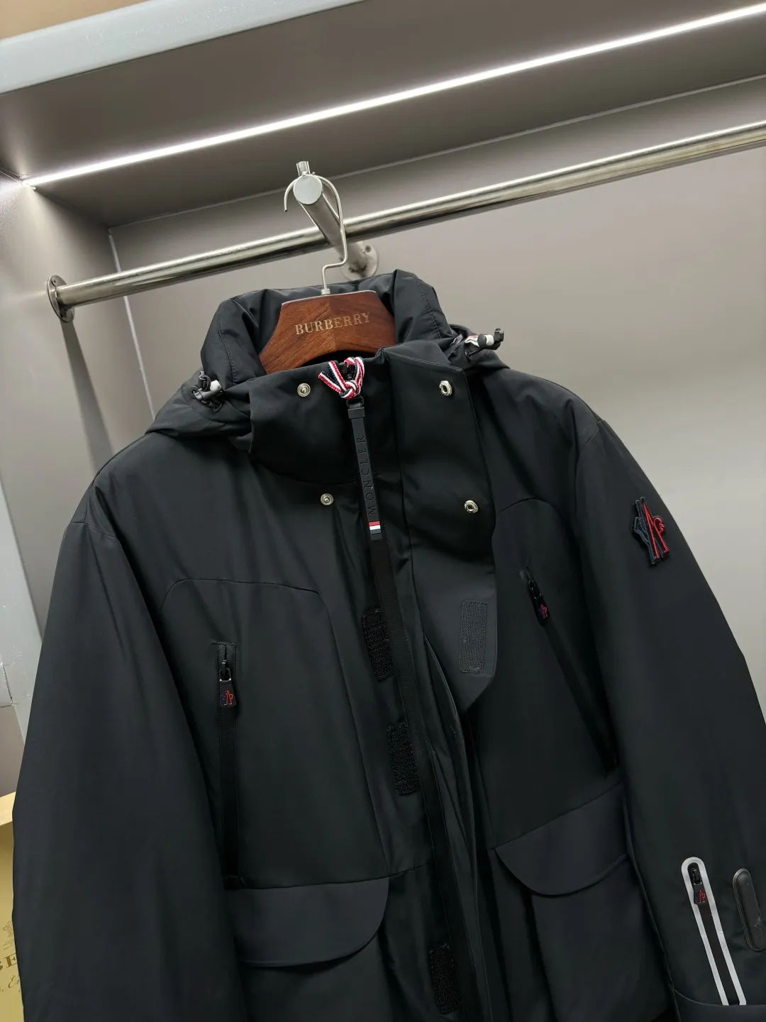 P1160 Moncler men's outdoor casual hooded down jacket. High-end and light luxury fashion style, practical and versatile style. The upper body is light, comfortable and stylish, light and warm without being bulky. It is especially favored by men of different ages. Men's outdoor hooded down jacket is designed with classic lamination technology. It is a practical item for cold weather. It gives you the most comfortable warmth this winter. The upper body is light, warm and handsome! The outer layer of the down jacket is made of high-quality 100% nylon fabric and is filled with 90% white goose down. The down jacket provides warmth and protection without losing fashion style. The streamlined silhouette combines luxurious style and comfortable texture. The sleeve arms are classic and exquisite, like the MON logo and the scissors logo! The placket is simple and elegant, with imported YKK waterproof zippers. Intimate diagonal pockets on both sides of the body are equipped with zippers, and the hem is tightened with ribbed adjustable buckles. The down jacket is made of lightweight micro chic fabric. This hooded jacket comes in classic colors and is a practical design item that is easy to match in a man's wardrobe. Size: M-XXXL Color: Black Beige