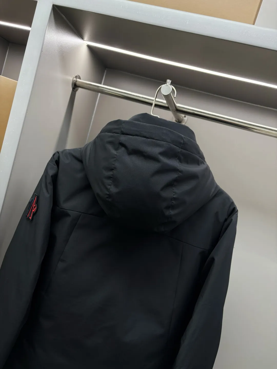 P1160 Moncler men's outdoor casual hooded down jacket. High-end and light luxury fashion style, practical and versatile style. The upper body is light, comfortable and stylish, light and warm without being bulky. It is especially favored by men of different ages. Men's outdoor hooded down jacket is designed with classic lamination technology. It is a practical item for cold weather. It gives you the most comfortable warmth this winter. The upper body is light, warm and handsome! The outer layer of the down jacket is made of high-quality 100% nylon fabric and is filled with 90% white goose down. The down jacket provides warmth and protection without losing fashion style. The streamlined silhouette combines luxurious style and comfortable texture. The sleeve arms are classic and exquisite, like the MON logo and the scissors logo! The placket is simple and elegant, with imported YKK waterproof zippers. Intimate diagonal pockets on both sides of the body are equipped with zippers, and the hem is tightened with ribbed adjustable buckles. The down jacket is made of lightweight micro chic fabric. This hooded jacket comes in classic colors and is a practical design item that is easy to match in a man's wardrobe. Size: M-XXXL Color: Black Beige