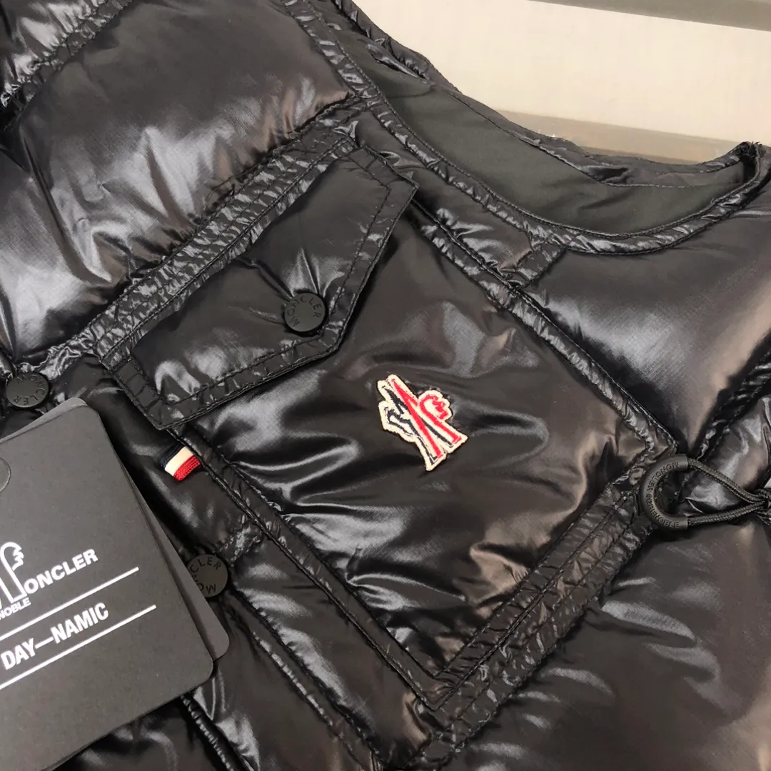 P760 Moncler Men's 2025 Autumn and Winter New Nantu Ski Series Men's Stand Collar Down Vest Vest. Wear it both outside and inside. Unlock the full-scene dressing formula and refuse to be bulky. It requires warmth and style! The Nantu ski series vest is a masterstroke for layering in winter. The stand-up collar is designed to be windproof and can be paired with a sweater or sweatshirt to instantly enhance the sense of layering and give it a sporty and casual look. Inner layer: light and close-fitting, seamlessly integrated into the interior of a suit or coat, providing invisible warmth without looking bulky, and can easily cope with the temperature difference between indoors and outdoors. Designed from the professional ski line, its thermal insulation performance is unquestionable, and it can handle urban outdoor use with ease. The neat three-dimensional tailoring abandons the bulging feeling of traditional vests, and the side lines are clean and neat, creating a tall and straight figure. Color: Black Size: 0-1-2-3 (M-2XL)▪️