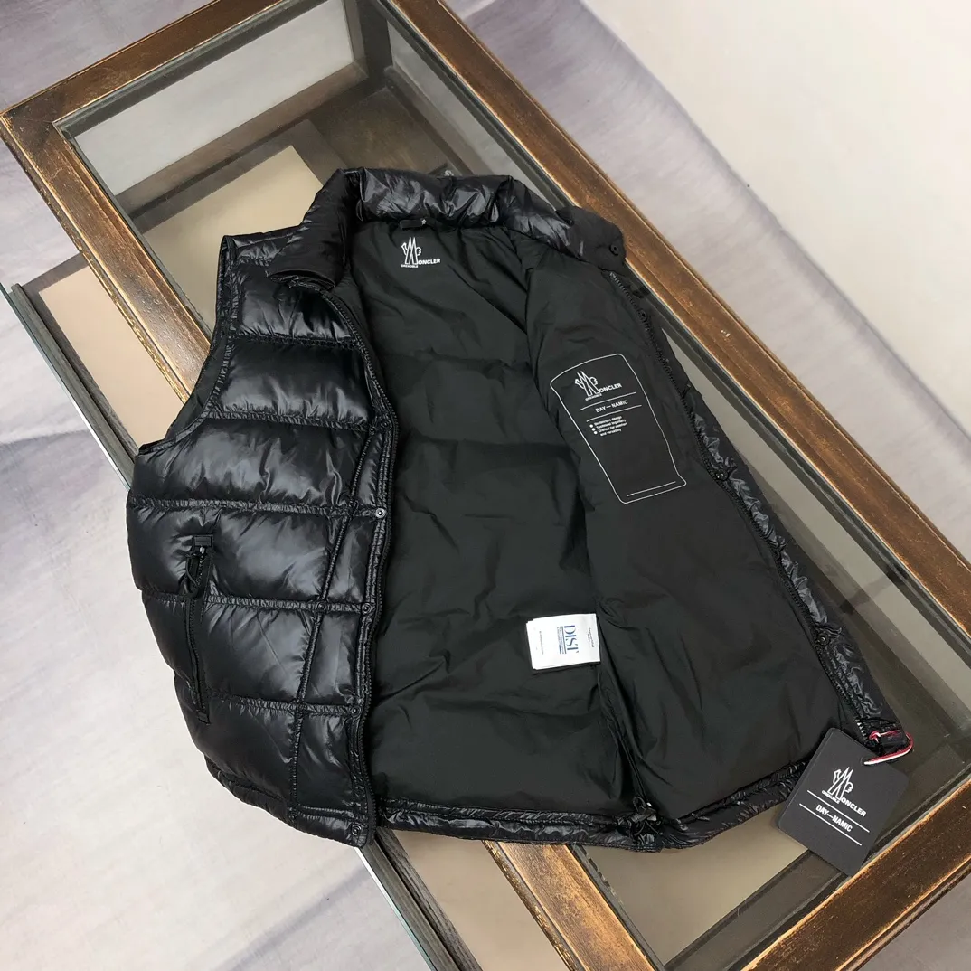 P760 Moncler Men's 2025 Autumn and Winter New Nantu Ski Series Men's Stand Collar Down Vest Vest. Wear it both outside and inside. Unlock the full-scene dressing formula and refuse to be bulky. It requires warmth and style! The Nantu ski series vest is a masterstroke for layering in winter. The stand-up collar is designed to be windproof and can be paired with a sweater or sweatshirt to instantly enhance the sense of layering and give it a sporty and casual look. Inner layer: light and close-fitting, seamlessly integrated into the interior of a suit or coat, providing invisible warmth without looking bulky, and can easily cope with the temperature difference between indoors and outdoors. Designed from the professional ski line, its thermal insulation performance is unquestionable, and it can handle urban outdoor use with ease. The neat three-dimensional tailoring abandons the bulging feeling of traditional vests, and the side lines are clean and neat, creating a tall and straight figure. Color: Black Size: 0-1-2-3 (M-2XL)▪️