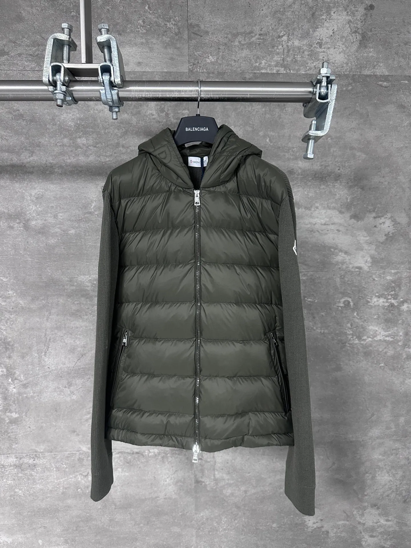P680 MoncleR/Muzzle Early autumn new hooded embroidered zipper wool knitted splicing jacket single down, a winter inner item, a must-have item for early autumn. The striped quilted cropped slim fit is versatile and effortless. The classic red, white and blue zipper design is age-reducing and fashionable. Original customized national standard 90 white duck down filling! Imported lightweight memory silk fabric is breathable and lightweight! Imported machine sewing line technology. The upper body is pure and handsome. Original hardware accessories Original mark Original size Size: S/M/L/XL/XXL