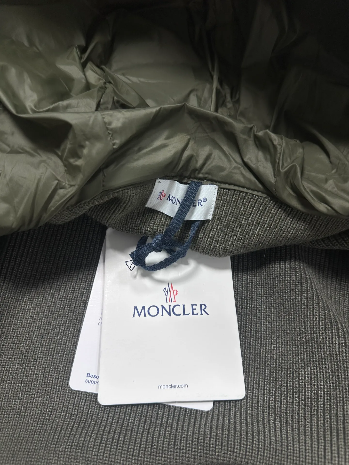P680 MoncleR/Muzzle Early autumn new hooded embroidered zipper wool knitted splicing jacket single down, a winter inner item, a must-have item for early autumn. The striped quilted cropped slim fit is versatile and effortless. The classic red, white and blue zipper design is age-reducing and fashionable. Original customized national standard 90 white duck down filling! Imported lightweight memory silk fabric is breathable and lightweight! Imported machine sewing line technology. The upper body is pure and handsome. Original hardware accessories Original mark Original size Size: S/M/L/XL/XXL