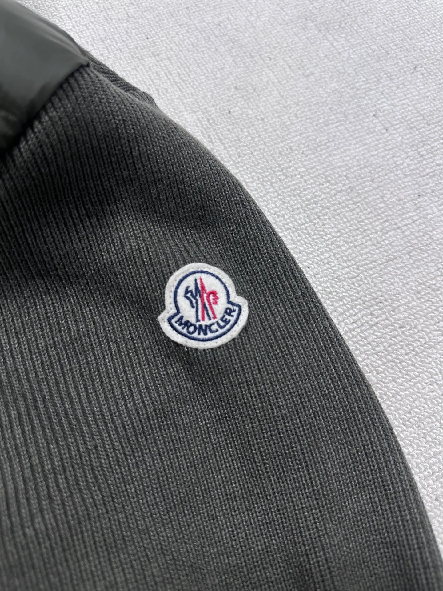 P680 MoncleR/Muzzle Early autumn new hooded embroidered zipper wool knitted splicing jacket single down, a winter inner item, a must-have item for early autumn. The striped quilted cropped slim fit is versatile and effortless. The classic red, white and blue zipper design is age-reducing and fashionable. Original customized national standard 90 white duck down filling! Imported lightweight memory silk fabric is breathable and lightweight! Imported machine sewing line technology. The upper body is pure and handsome. Original hardware accessories Original mark Original size Size: S/M/L/XL/XXL