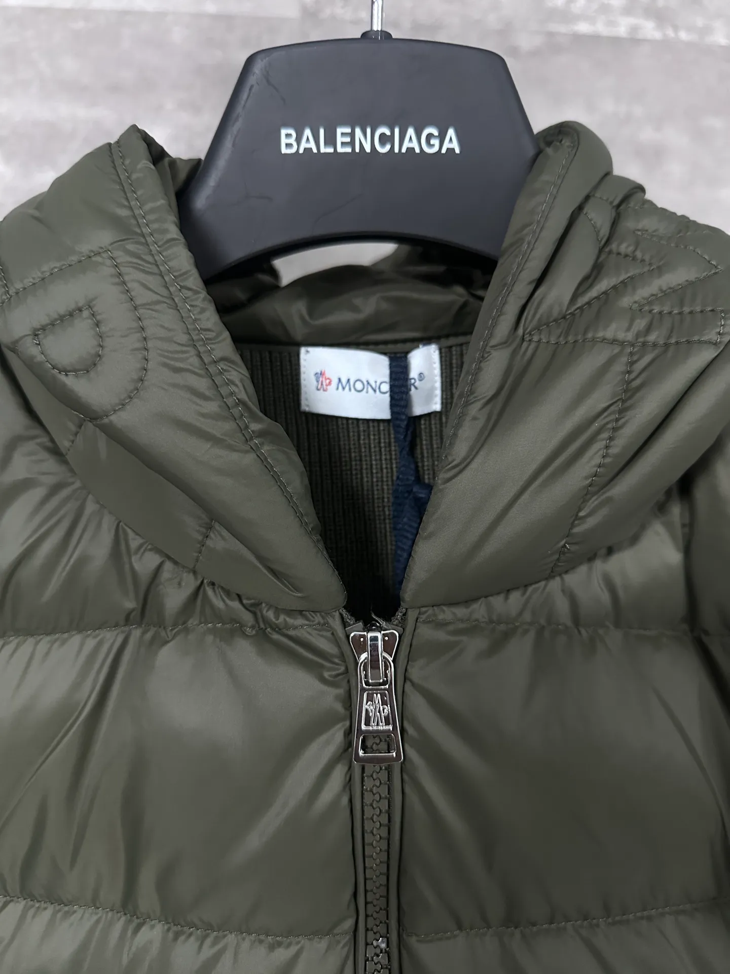P680 MoncleR/Muzzle Early autumn new hooded embroidered zipper wool knitted splicing jacket single down, a winter inner item, a must-have item for early autumn. The striped quilted cropped slim fit is versatile and effortless. The classic red, white and blue zipper design is age-reducing and fashionable. Original customized national standard 90 white duck down filling! Imported lightweight memory silk fabric is breathable and lightweight! Imported machine sewing line technology. The upper body is pure and handsome. Original hardware accessories Original mark Original size Size: S/M/L/XL/XXL
