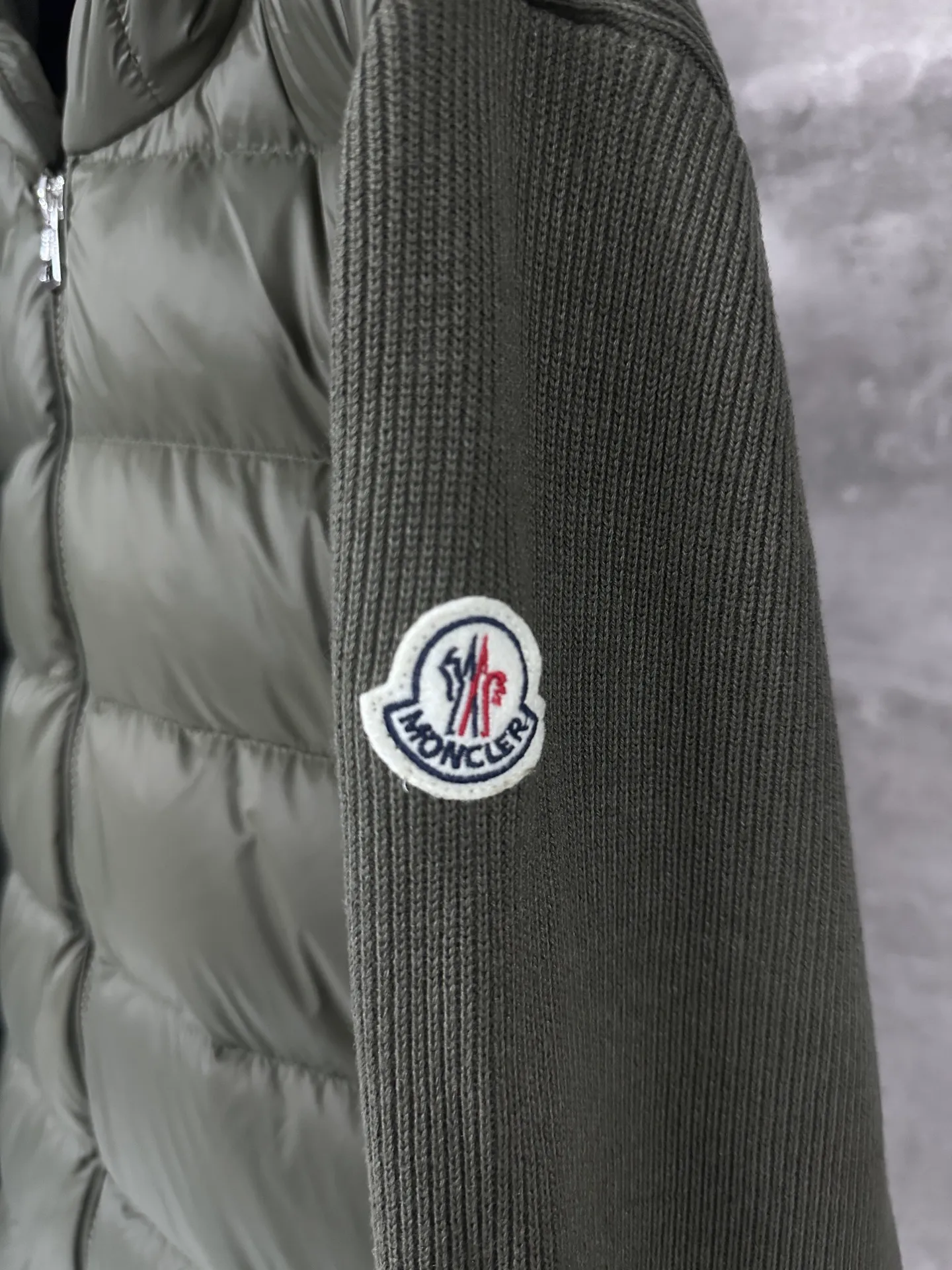 P680 MoncleR/Muzzle Early autumn new hooded embroidered zipper wool knitted splicing jacket single down, a winter inner item, a must-have item for early autumn. The striped quilted cropped slim fit is versatile and effortless. The classic red, white and blue zipper design is age-reducing and fashionable. Original customized national standard 90 white duck down filling! Imported lightweight memory silk fabric is breathable and lightweight! Imported machine sewing line technology. The upper body is pure and handsome. Original hardware accessories Original mark Original size Size: S/M/L/XL/XXL