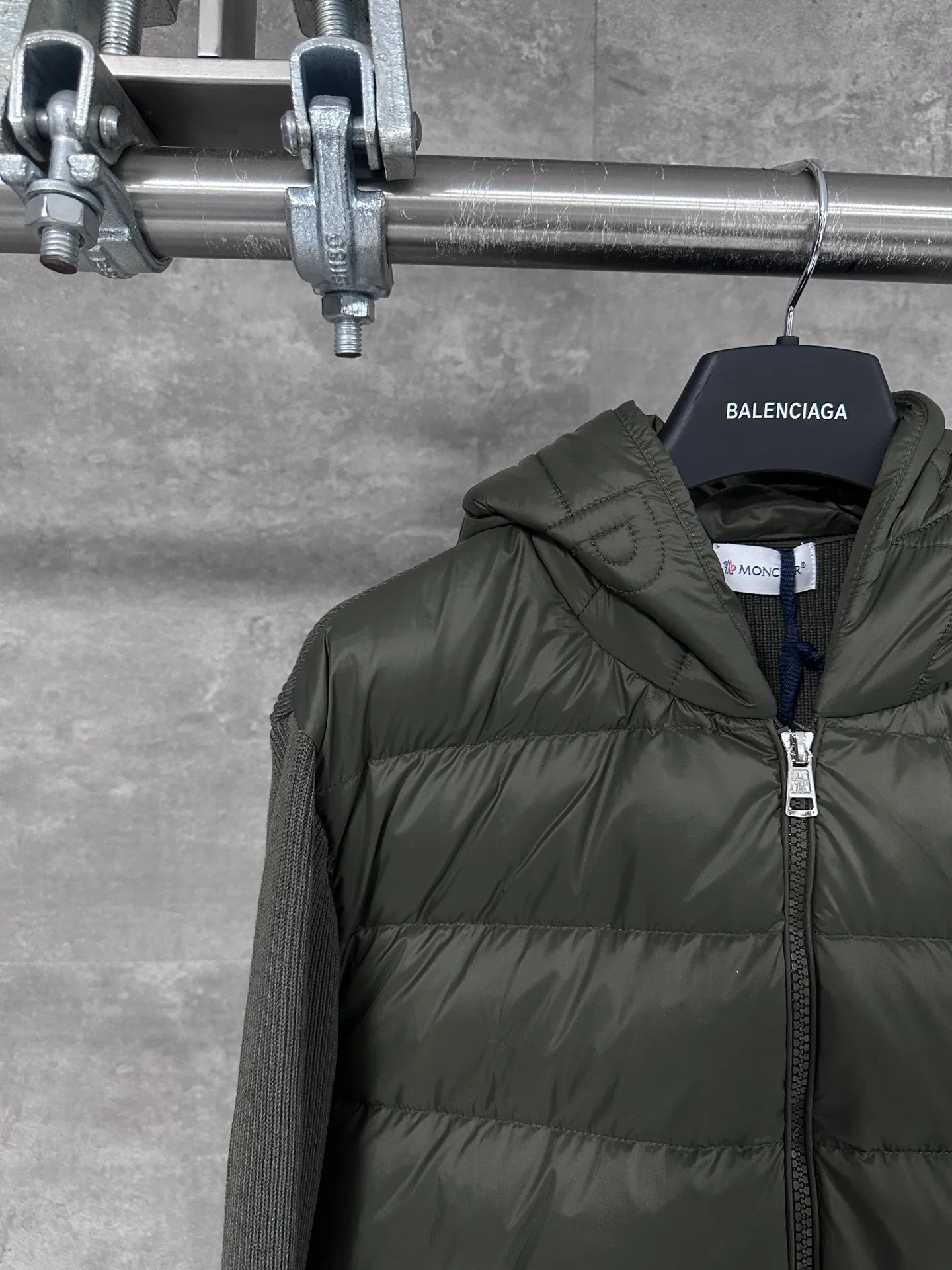 P680 MoncleR/Muzzle Early autumn new hooded embroidered zipper wool knitted splicing jacket single down, a winter inner item, a must-have item for early autumn. The striped quilted cropped slim fit is versatile and effortless. The classic red, white and blue zipper design is age-reducing and fashionable. Original customized national standard 90 white duck down filling! Imported lightweight memory silk fabric is breathable and lightweight! Imported machine sewing line technology. The upper body is pure and handsome. Original hardware accessories Original mark Original size Size: S/M/L/XL/XXL