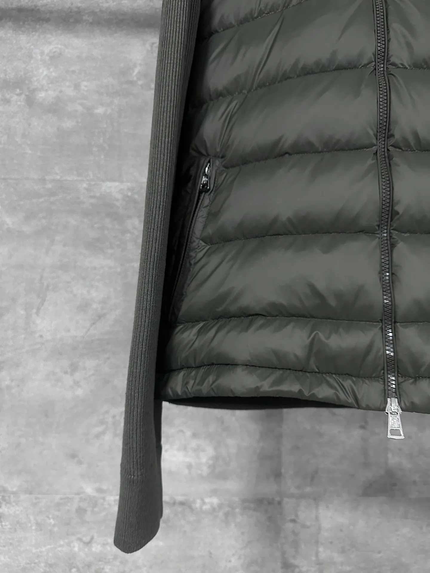 P680 MoncleR/Muzzle Early autumn new hooded embroidered zipper wool knitted splicing jacket single down, a winter inner item, a must-have item for early autumn. The striped quilted cropped slim fit is versatile and effortless. The classic red, white and blue zipper design is age-reducing and fashionable. Original customized national standard 90 white duck down filling! Imported lightweight memory silk fabric is breathable and lightweight! Imported machine sewing line technology. The upper body is pure and handsome. Original hardware accessories Original mark Original size Size: S/M/L/XL/XXL