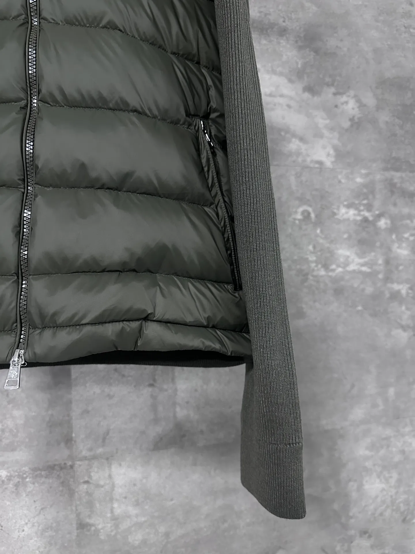 P680 MoncleR/Muzzle Early autumn new hooded embroidered zipper wool knitted splicing jacket single down, a winter inner item, a must-have item for early autumn. The striped quilted cropped slim fit is versatile and effortless. The classic red, white and blue zipper design is age-reducing and fashionable. Original customized national standard 90 white duck down filling! Imported lightweight memory silk fabric is breathable and lightweight! Imported machine sewing line technology. The upper body is pure and handsome. Original hardware accessories Original mark Original size Size: S/M/L/XL/XXL