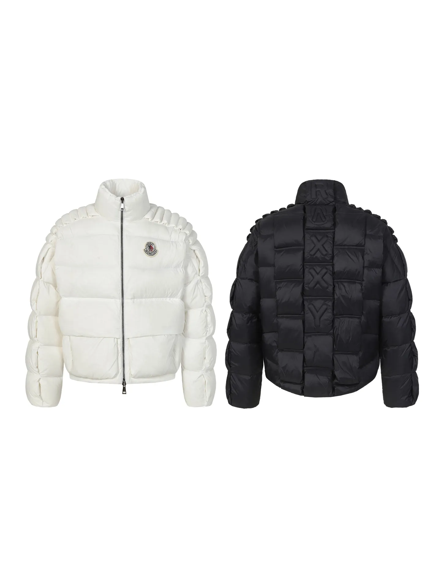 P980 MONCLER/Cistopher Raxxy 3D quilted zipper down jacket of the same style as the star. This down is a men's and women's single product of the Moner  This three-dimensional quilted down jacket is made from lightweight tear-resistant fabric and was created in collaboration with Cistopher Raxxy. This down jacket is inspired by a spiral staircase, with decorative elements that represent the winding steps of destiny. Unisex Details •Made from lightweight ripstop fabric •Micro ripstop lining •Zip closure •Hidden pockets •Wind-proof fly •Zip closure •Quilted patch, down-filled •Co-branded felt logo patch Color: Black/White Size : 0/1/2/3/4