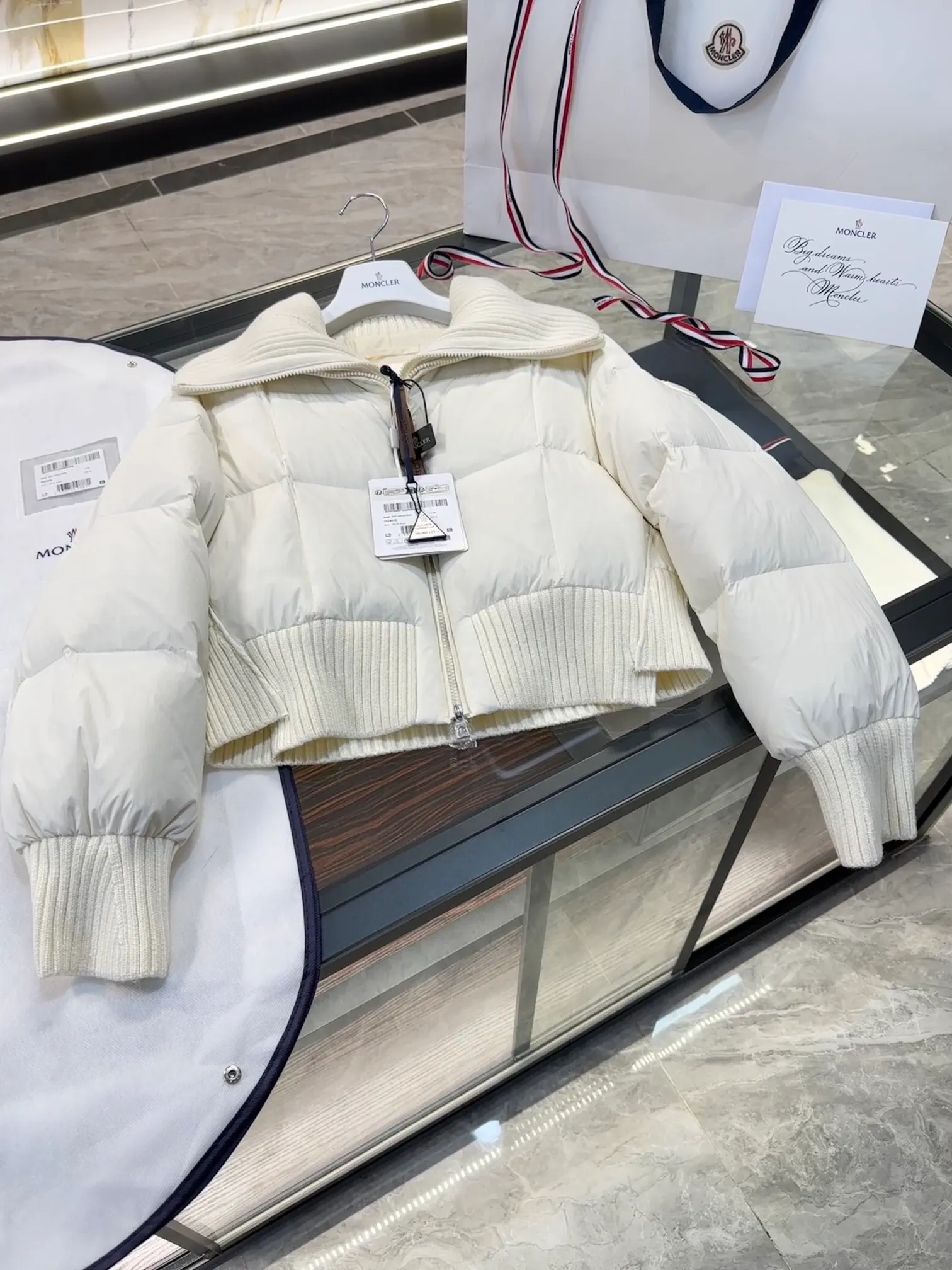 Moncler Jadeite/Moncler's new women's patchwork fake two-piece short down jacket. More details, real shots. P820
